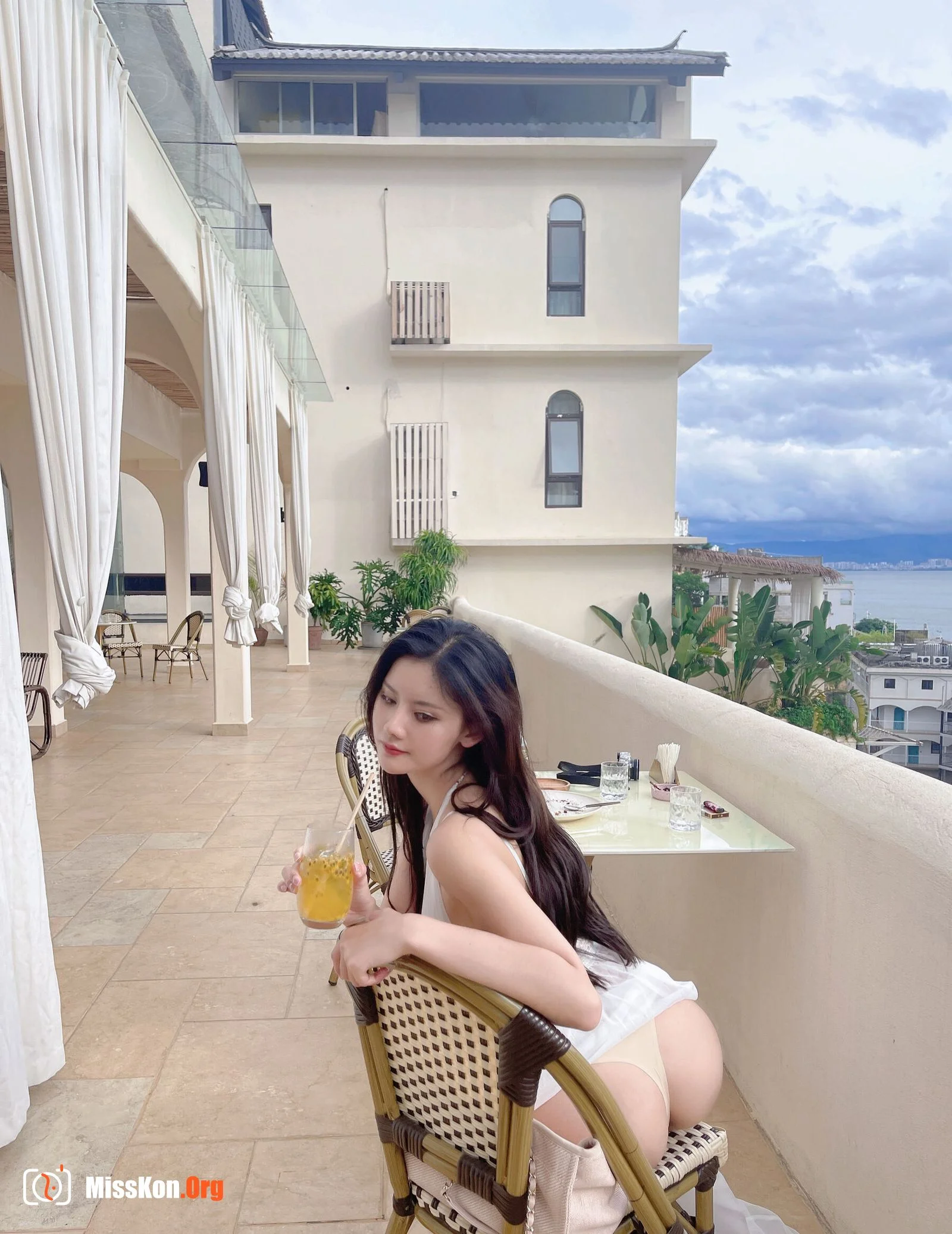Ah Zhu: Lift up skirt - Photo 14