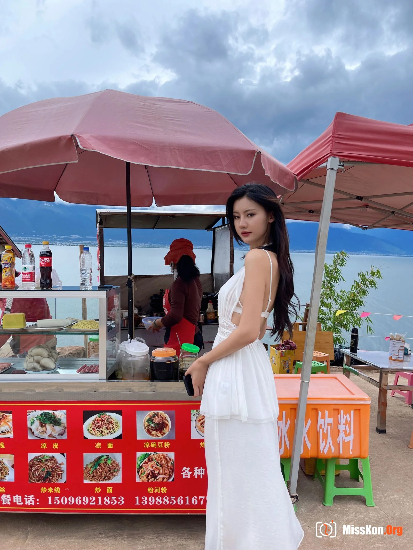 Ah Zhu: Lift up skirt - Photo 5