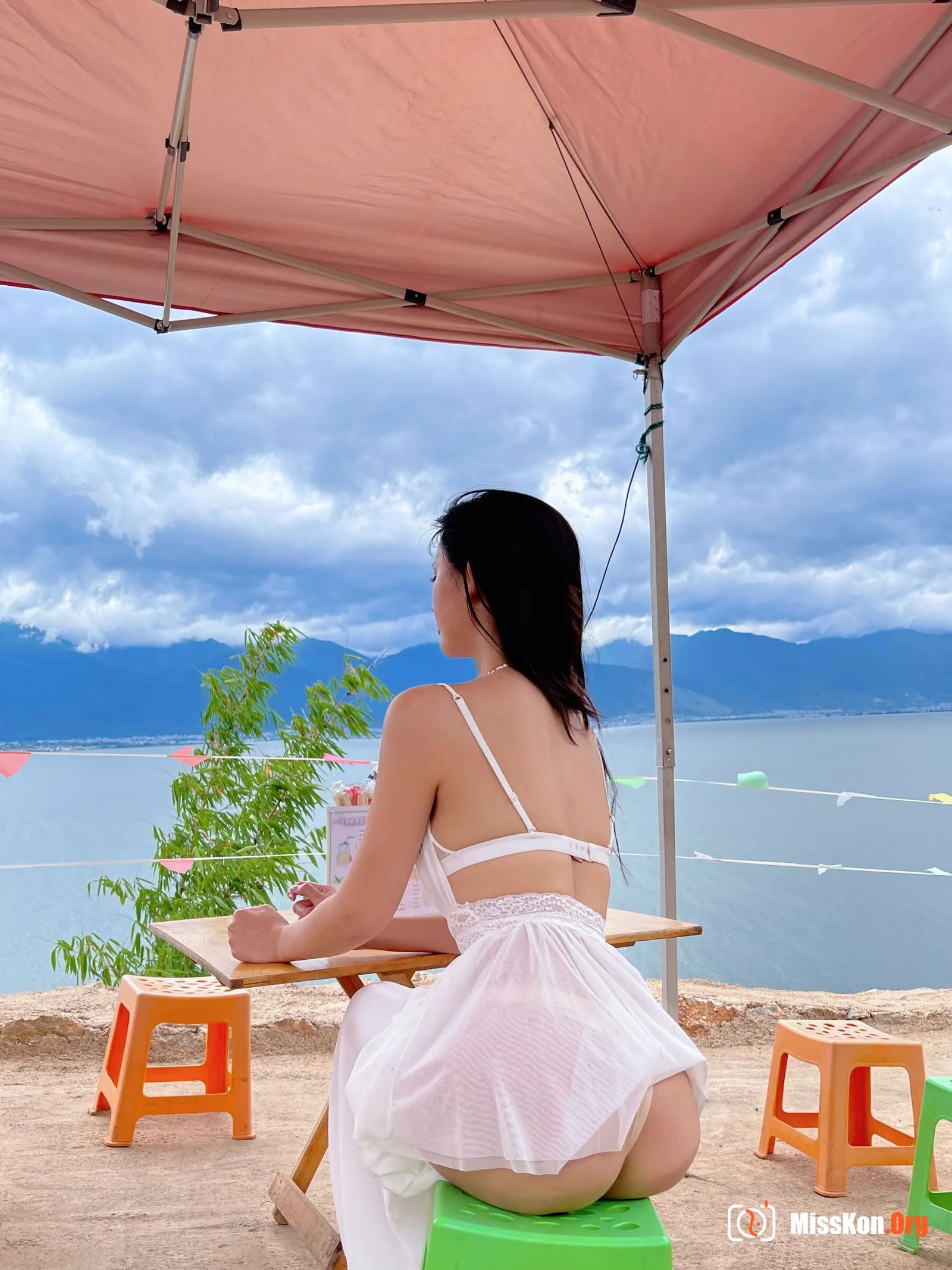 Ah Zhu: Lift up skirt - Photo 6