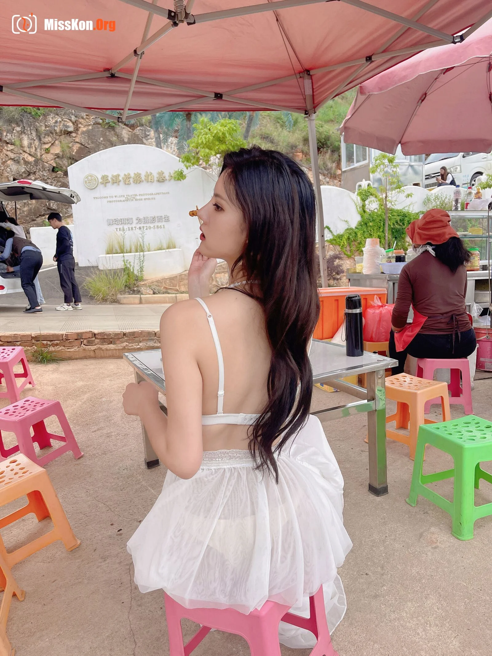 Ah Zhu: Lift up skirt - Photo 7