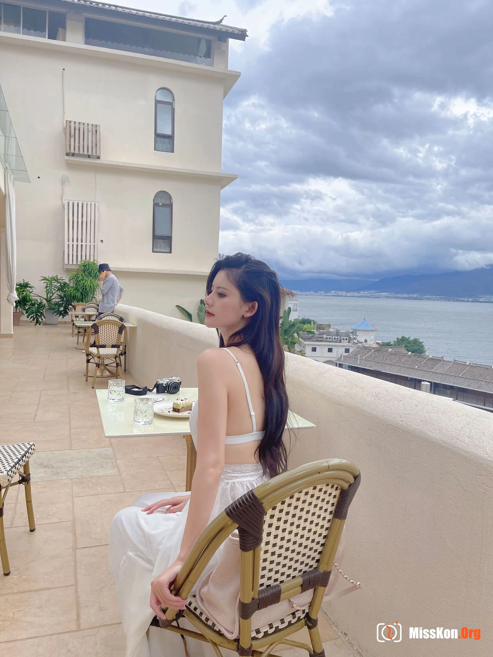 Ah Zhu: Lift up skirt - Photo 9