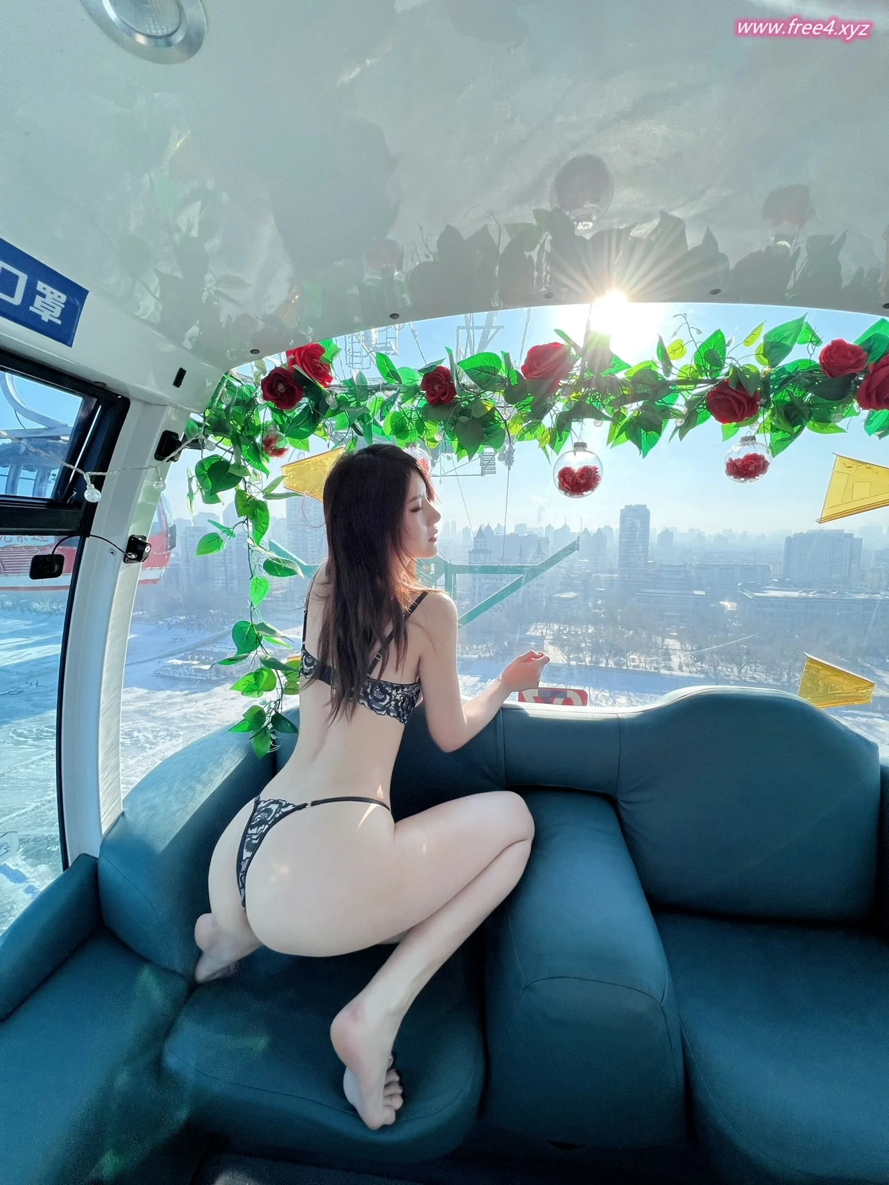 Ah Zhu: Micro dense circle: red bellyband + off-duty subway + flight attendant + cable car