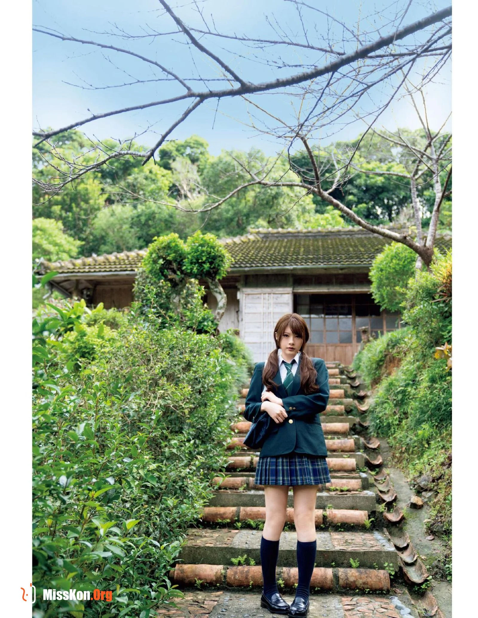 Aizawa Minami: 1st Photo Album aiminami - Photo 2