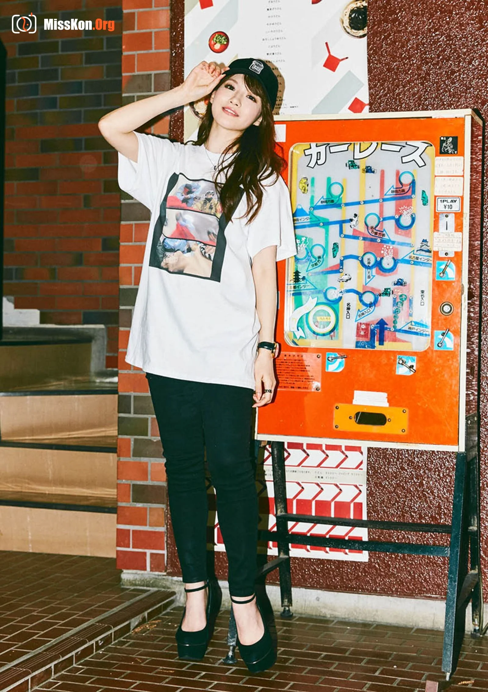 Aizawa Minami: Girl meets street (#NEWLOOK) - Photo 3