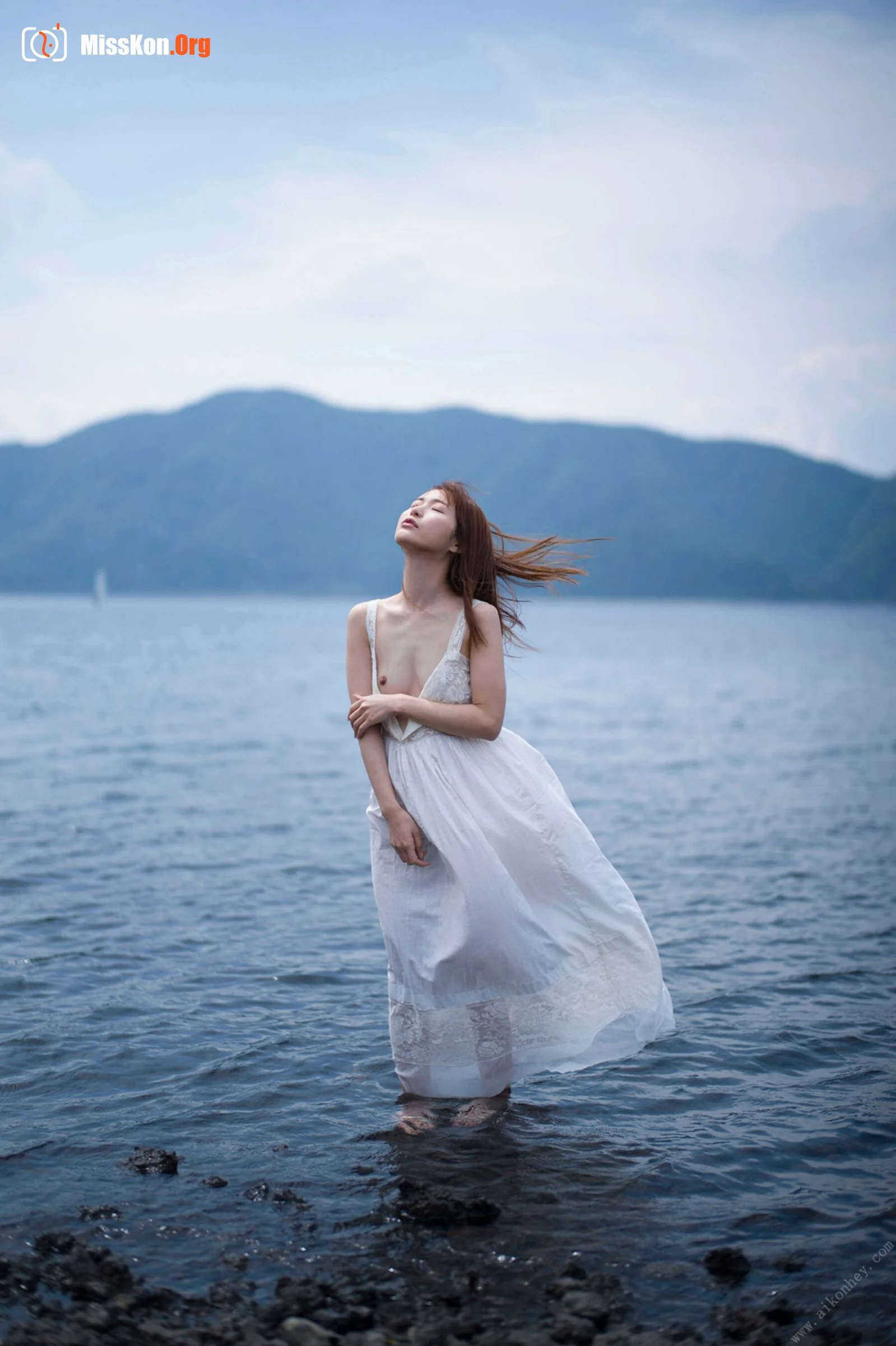 Angel Moe: Barefoot Angel - Photo 7