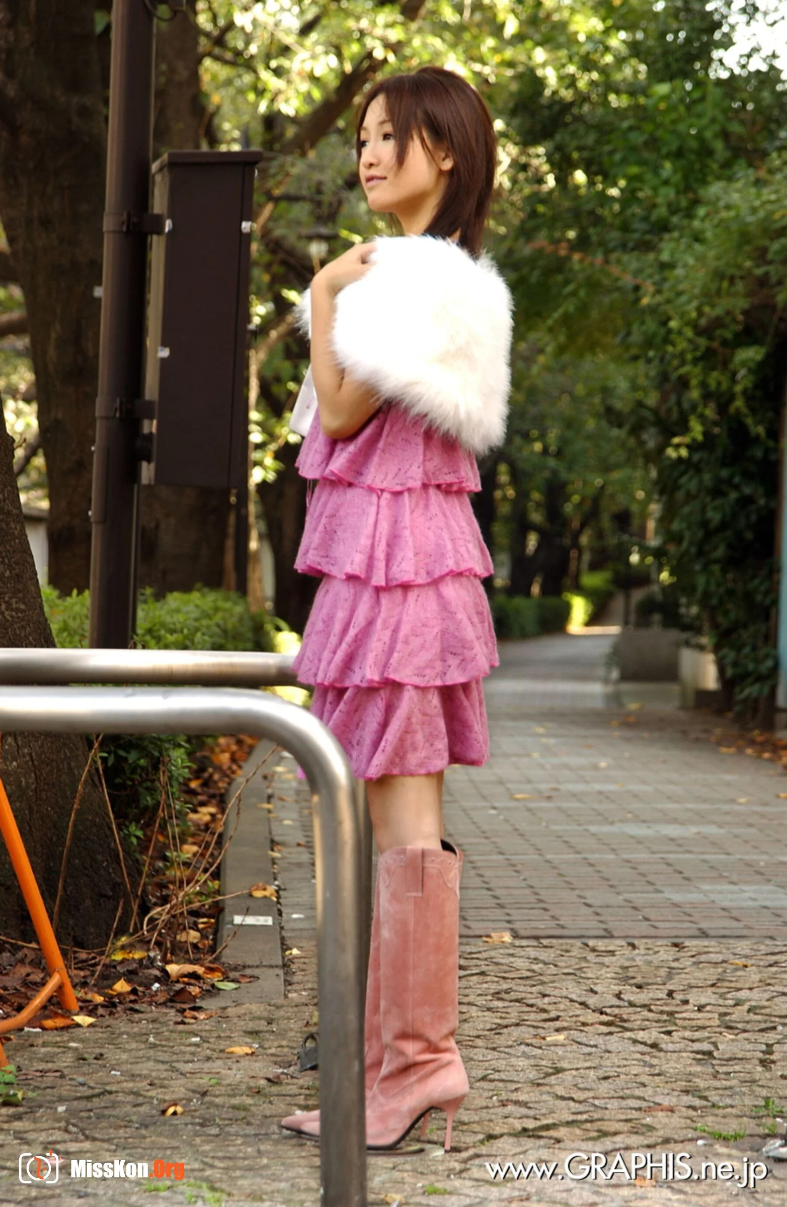 Anna Kamisaki: Feeling shy (2006-01-06) - Photo 4