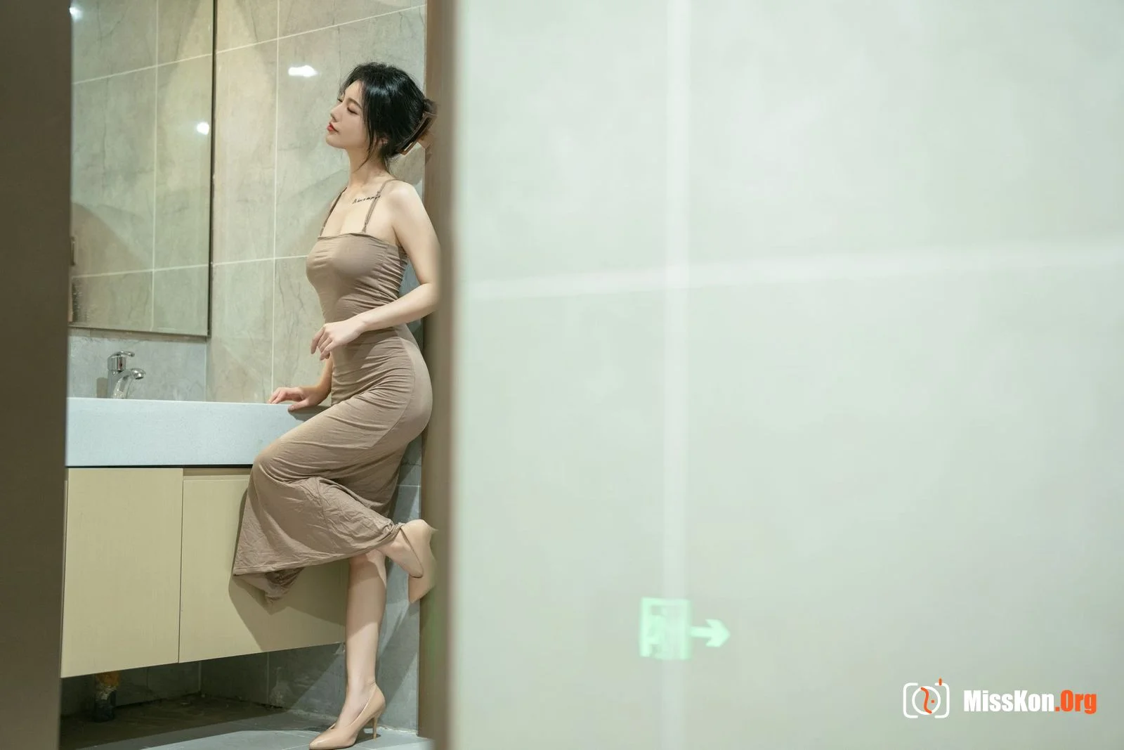 Azhai: Suspender skirt (public toilet) - Photo 10