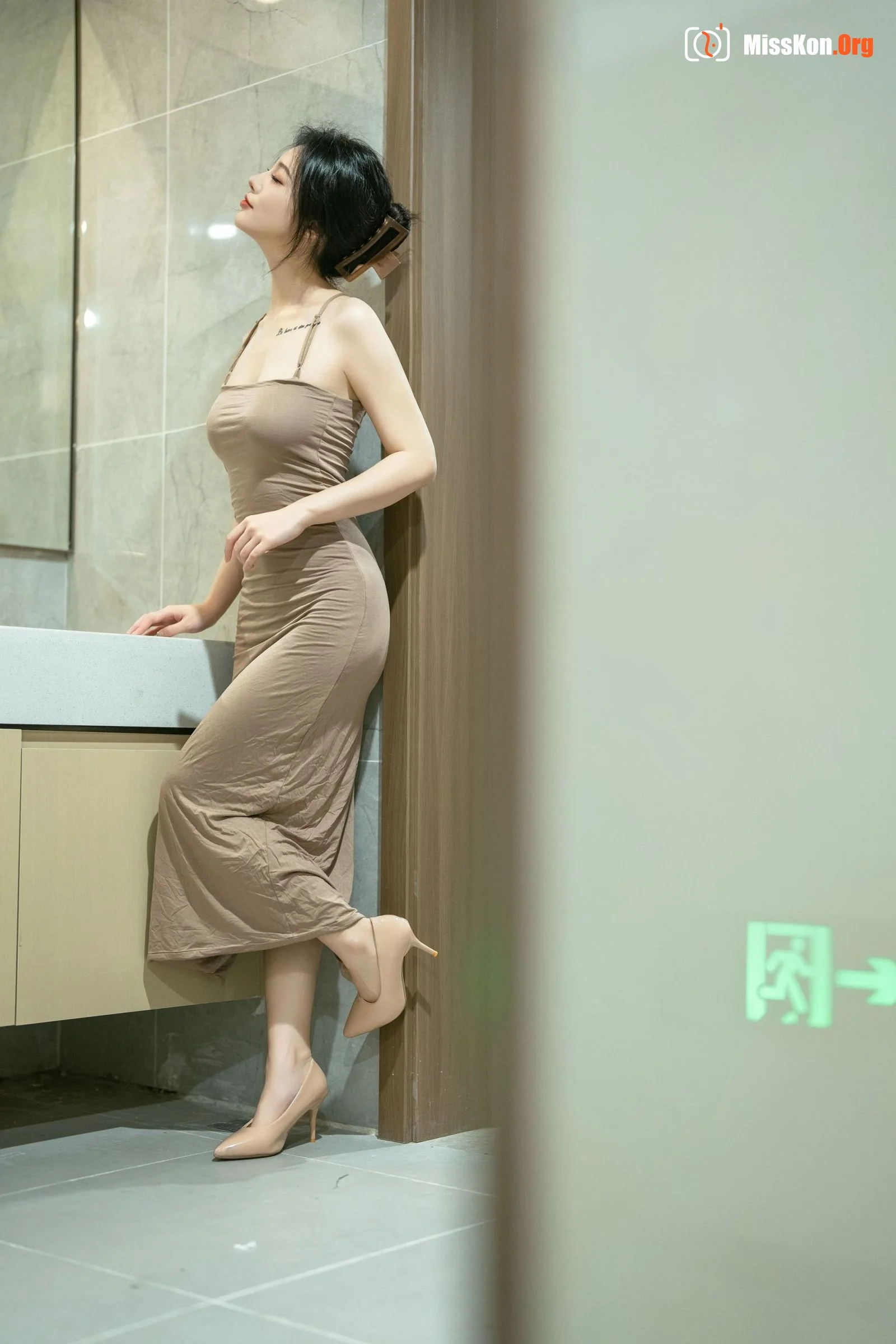 Azhai: Suspender skirt (public toilet) - Photo 11