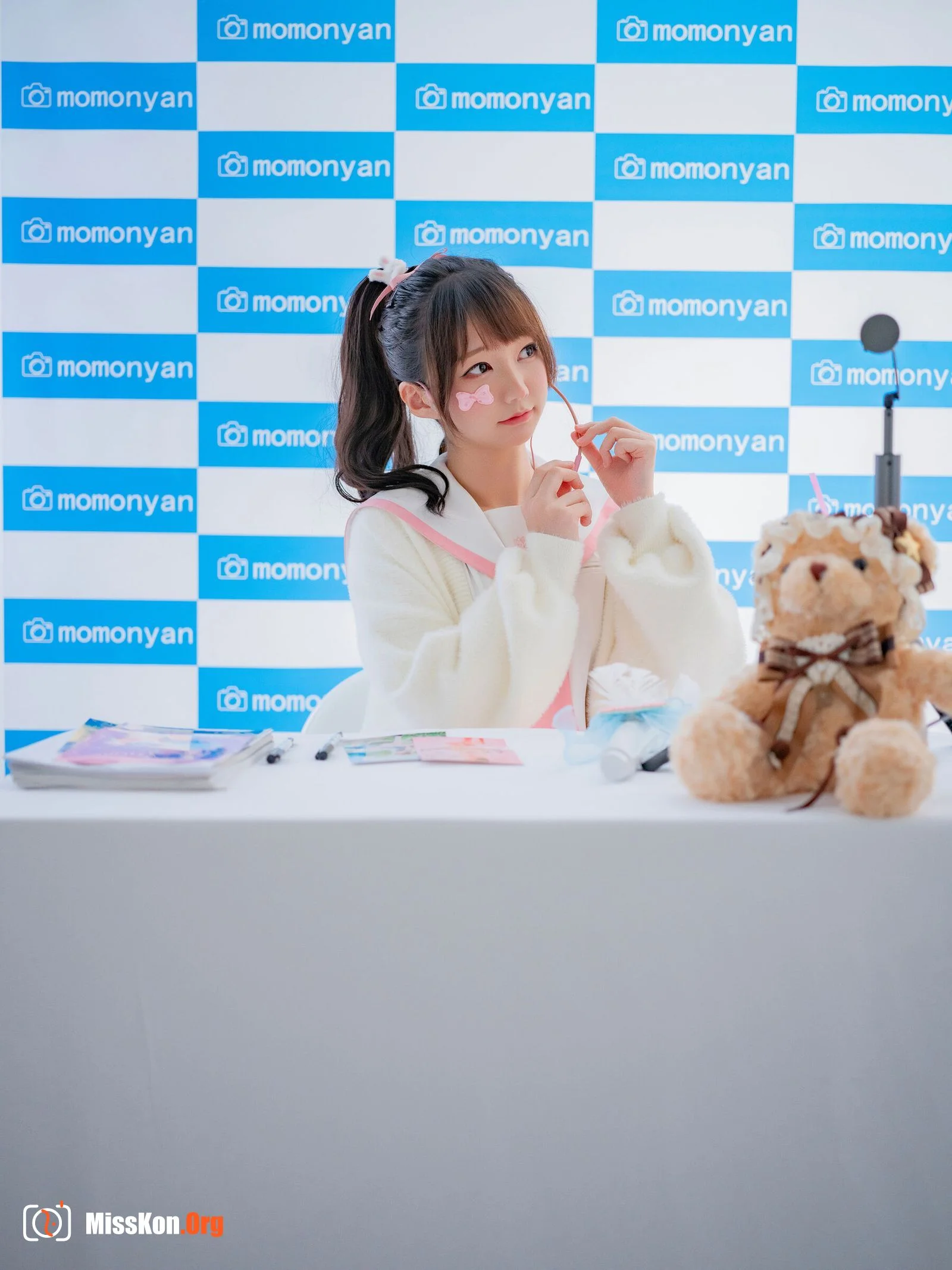 Bikini idol autograph session - Photo 11