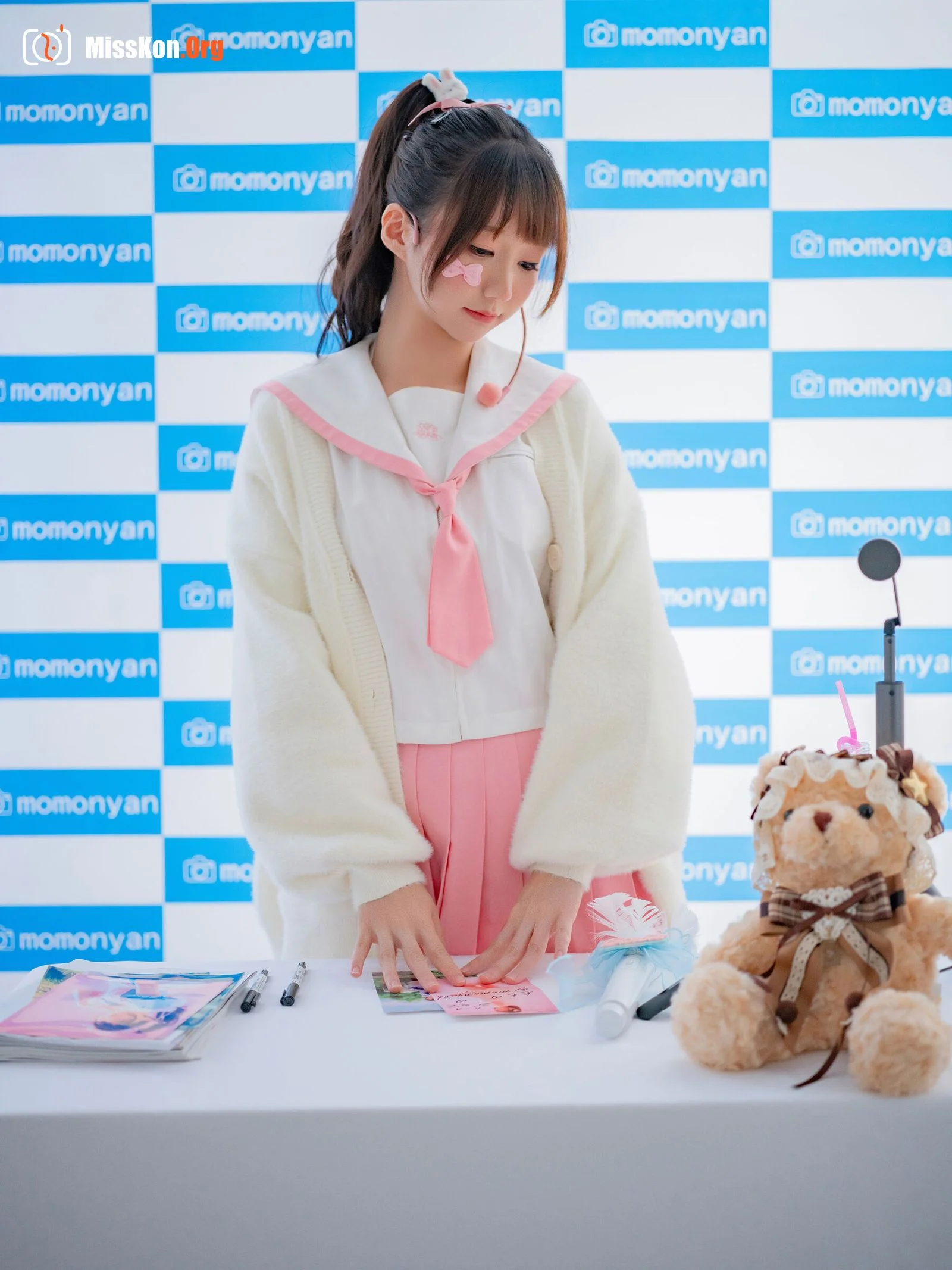 Bikini idol autograph session - Photo 12