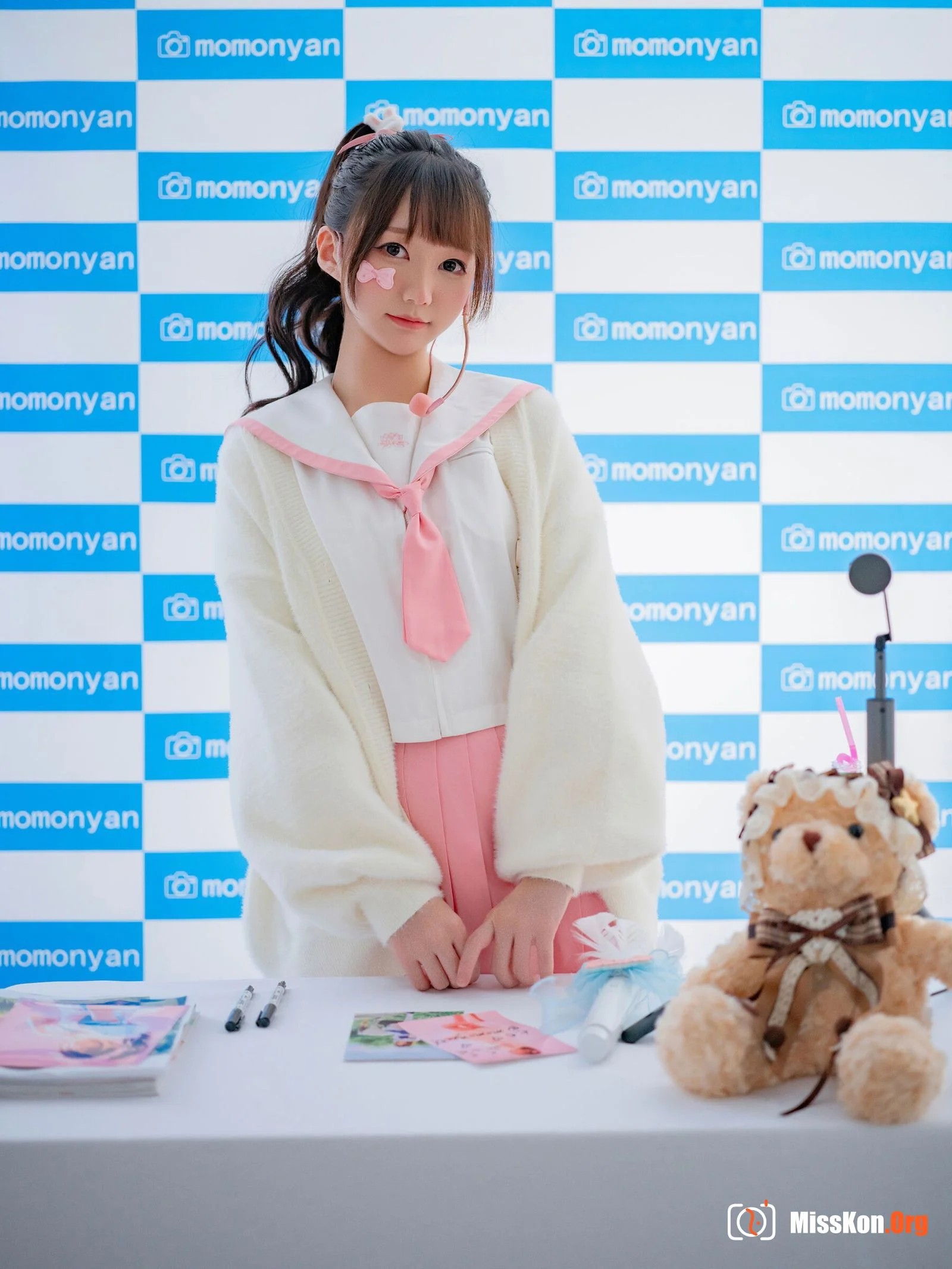 Bikini idol autograph session - Photo 13