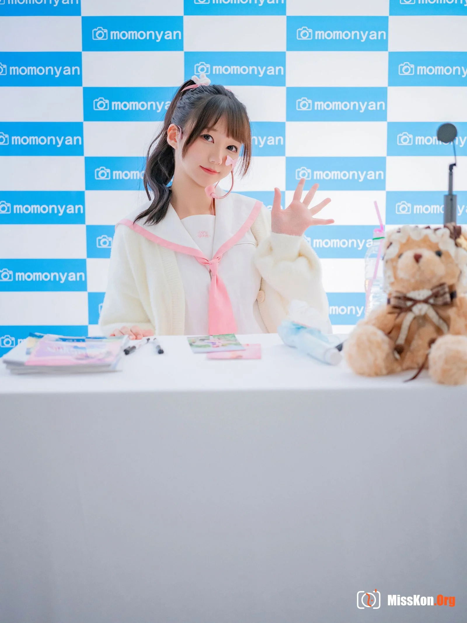 Bikini idol autograph session - Photo 2
