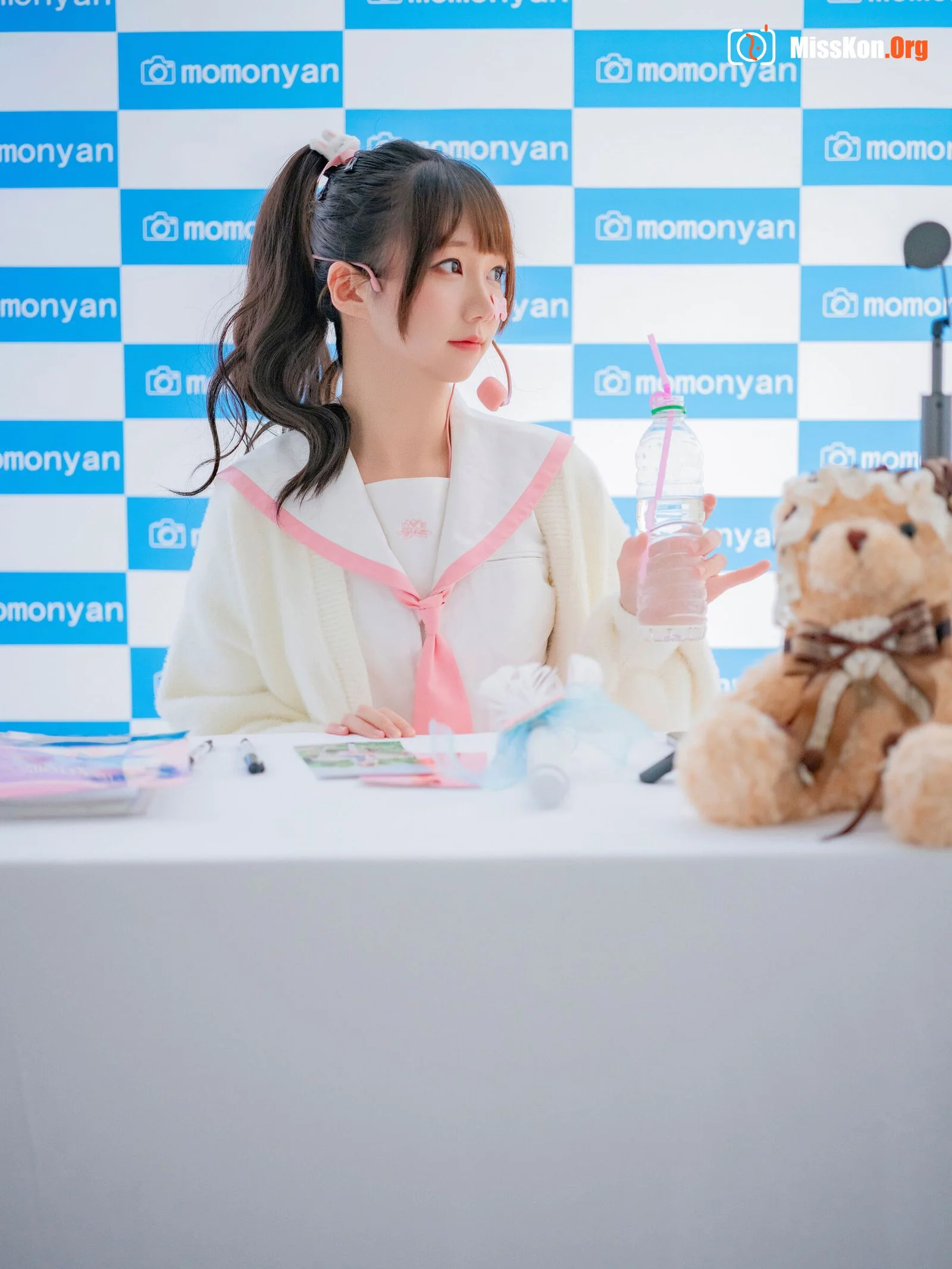Bikini idol autograph session - Photo 3