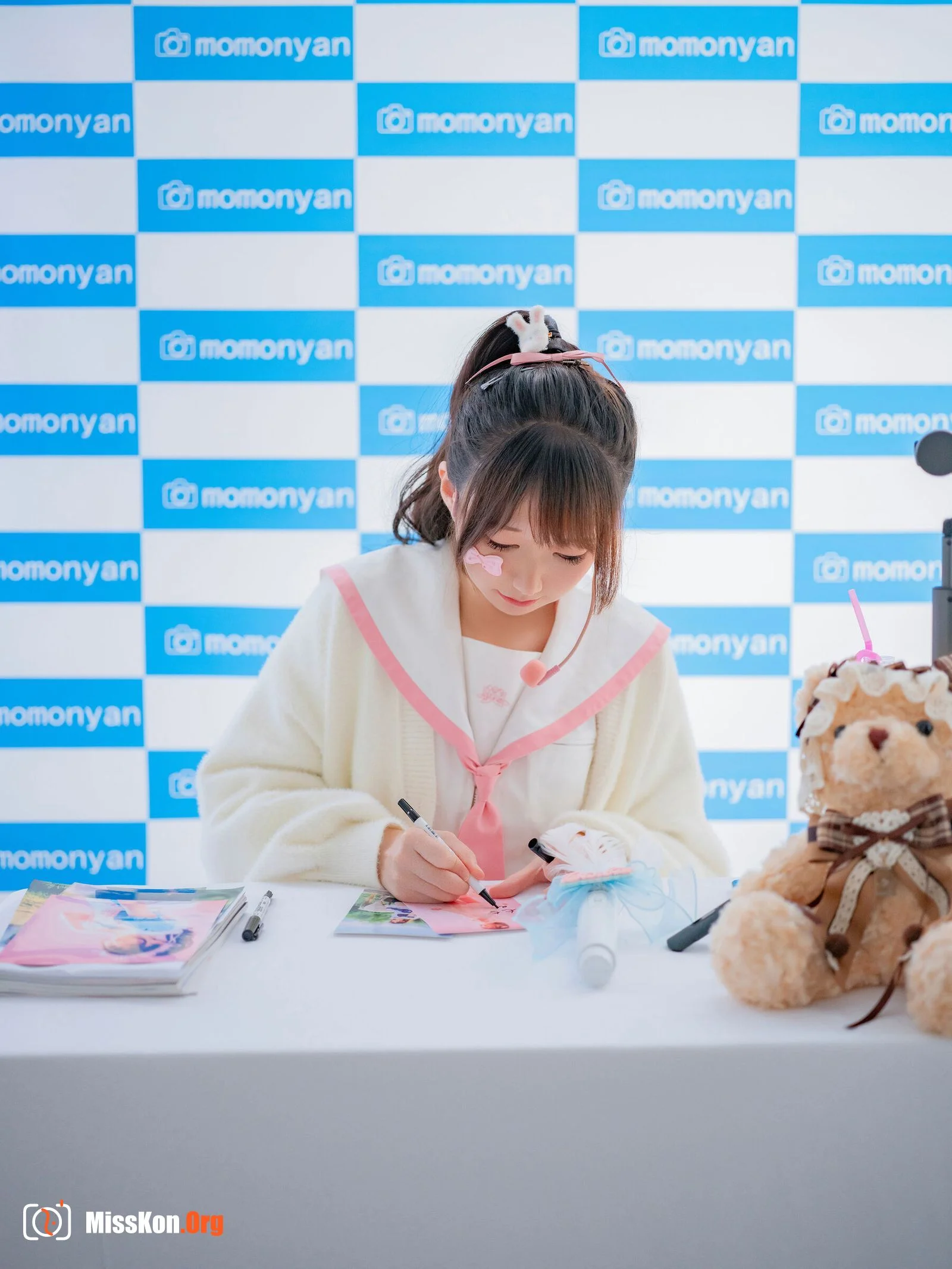 Bikini idol autograph session - Photo 5