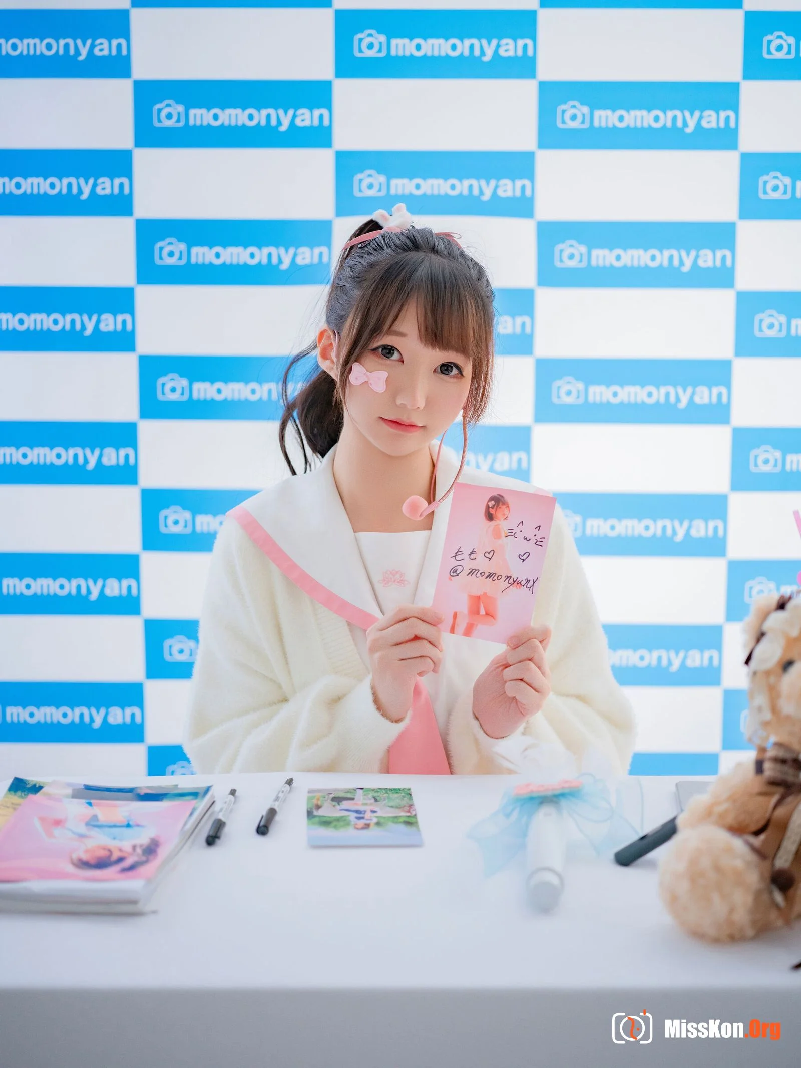 Bikini idol autograph session - Photo 6