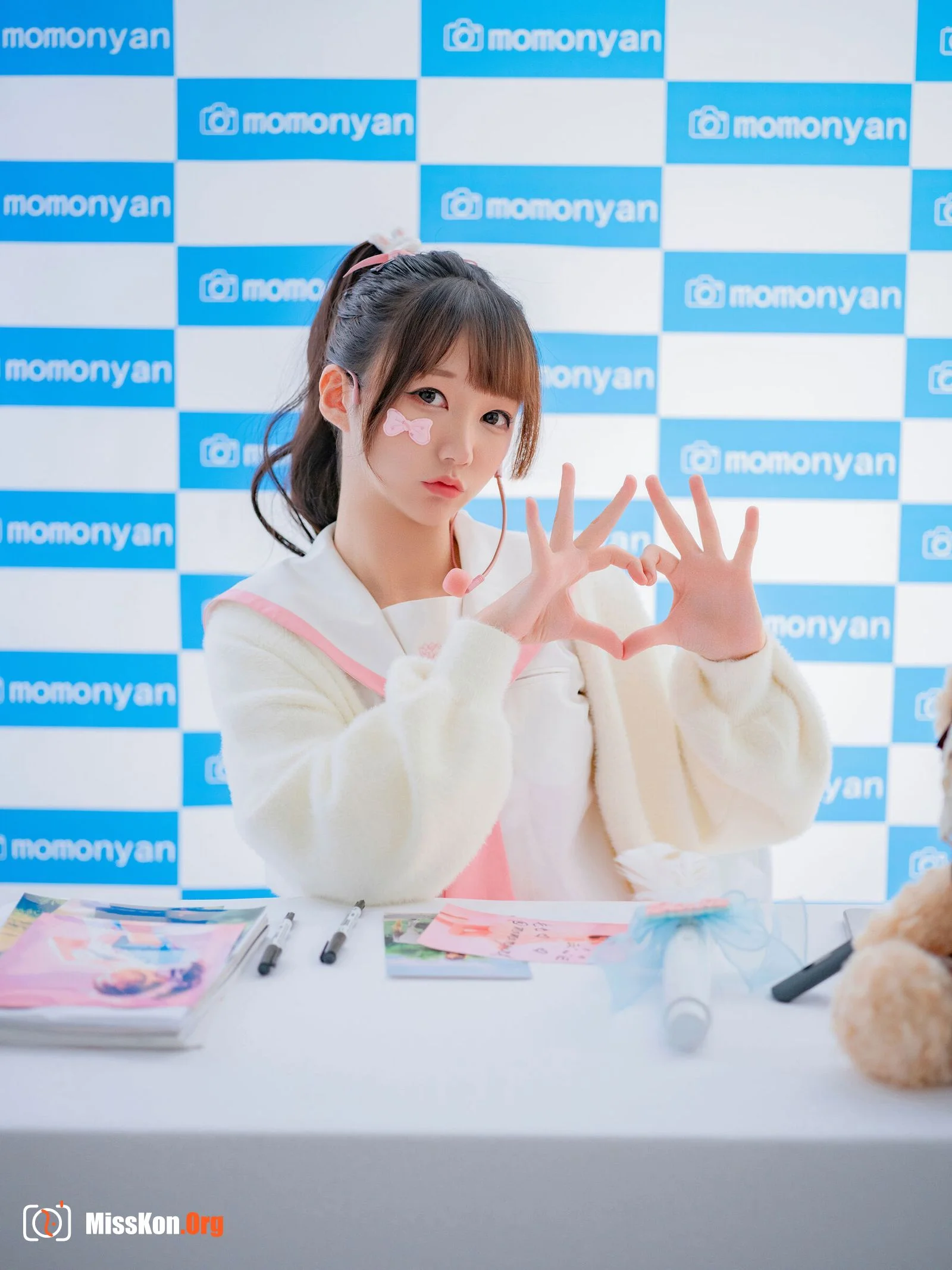 Bikini idol autograph session - Photo 7