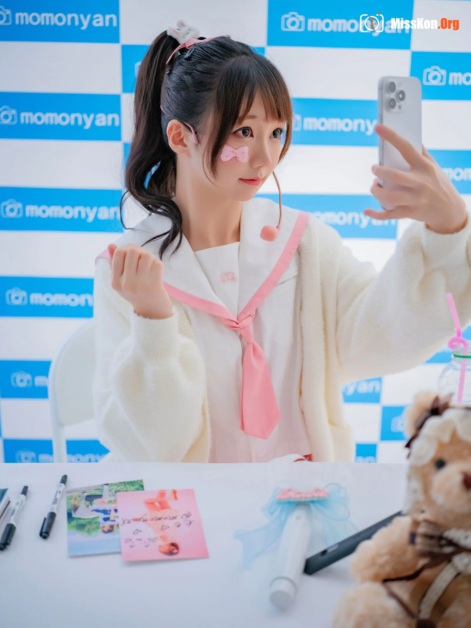 Bikini idol autograph session - Photo 9