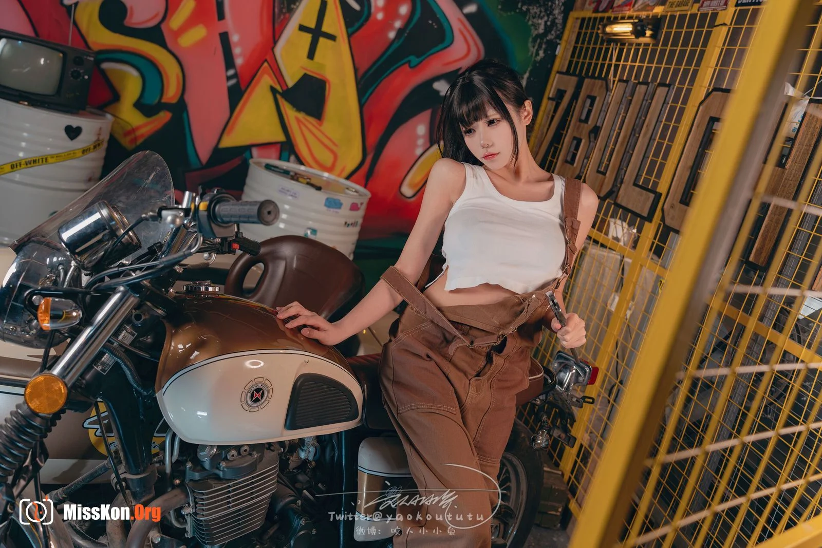 Bite Bunny: Motorcycle mechanic Shake it - Photo 11