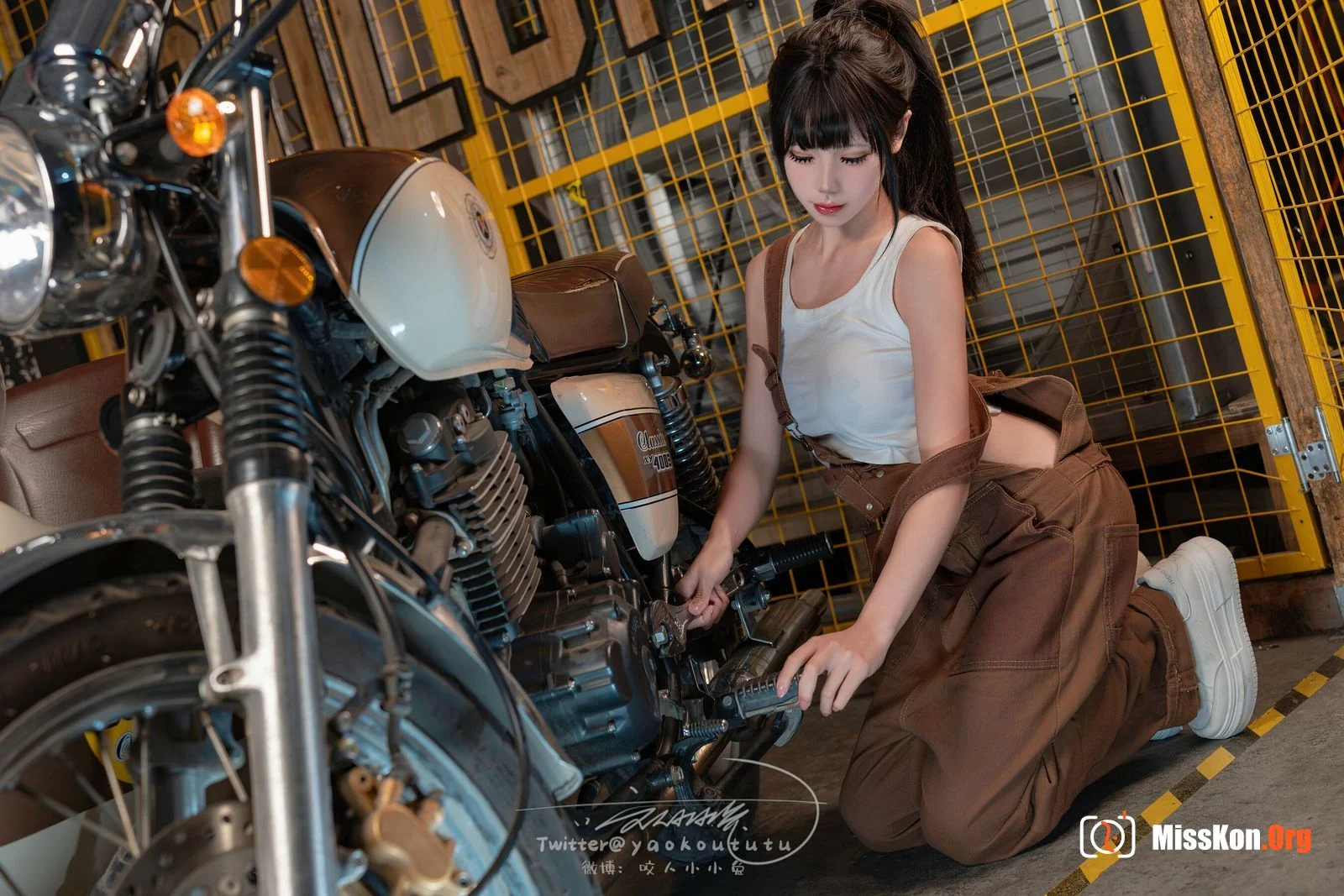 Bite Bunny: Motorcycle mechanic Shake it - Photo 6