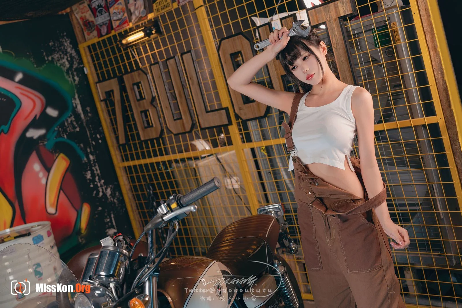 Bite Bunny: Motorcycle mechanic Shake it - Photo 8