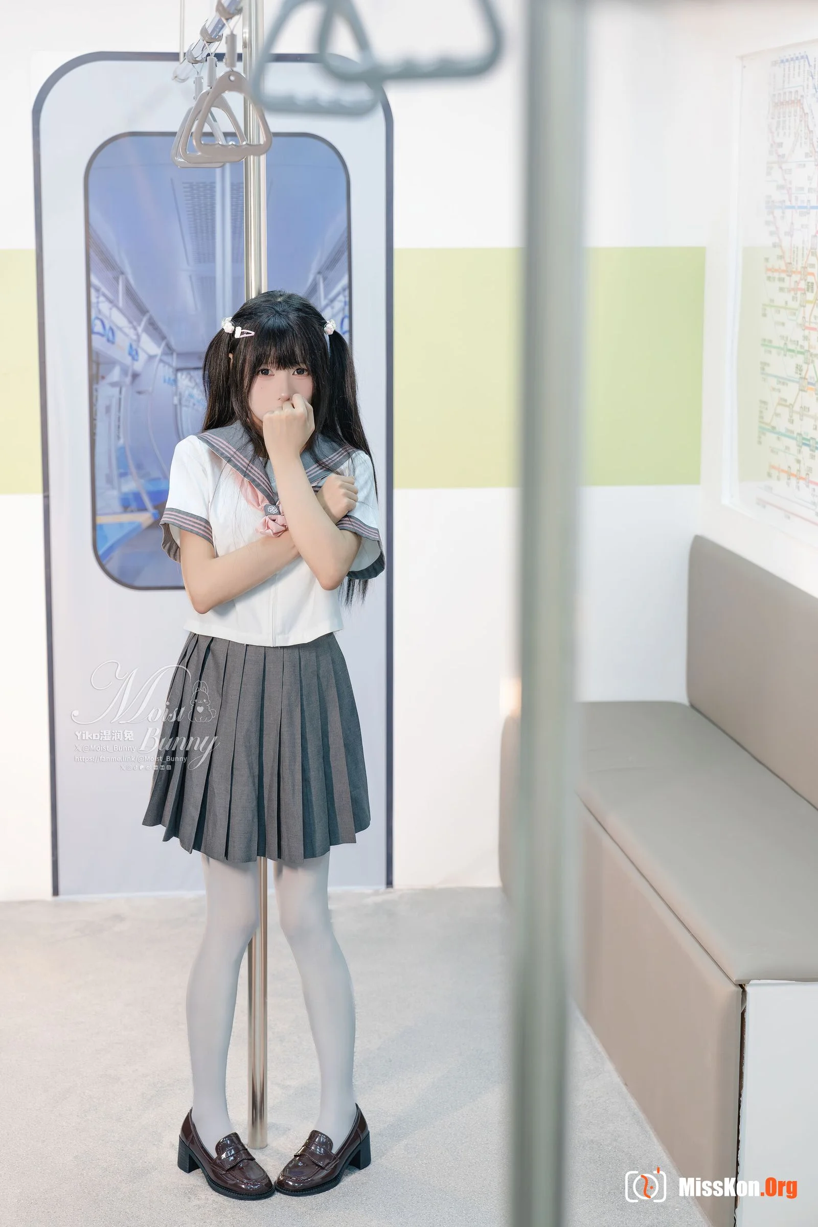 Bite Bunny: Subway Girl Love Cycle - Photo 4