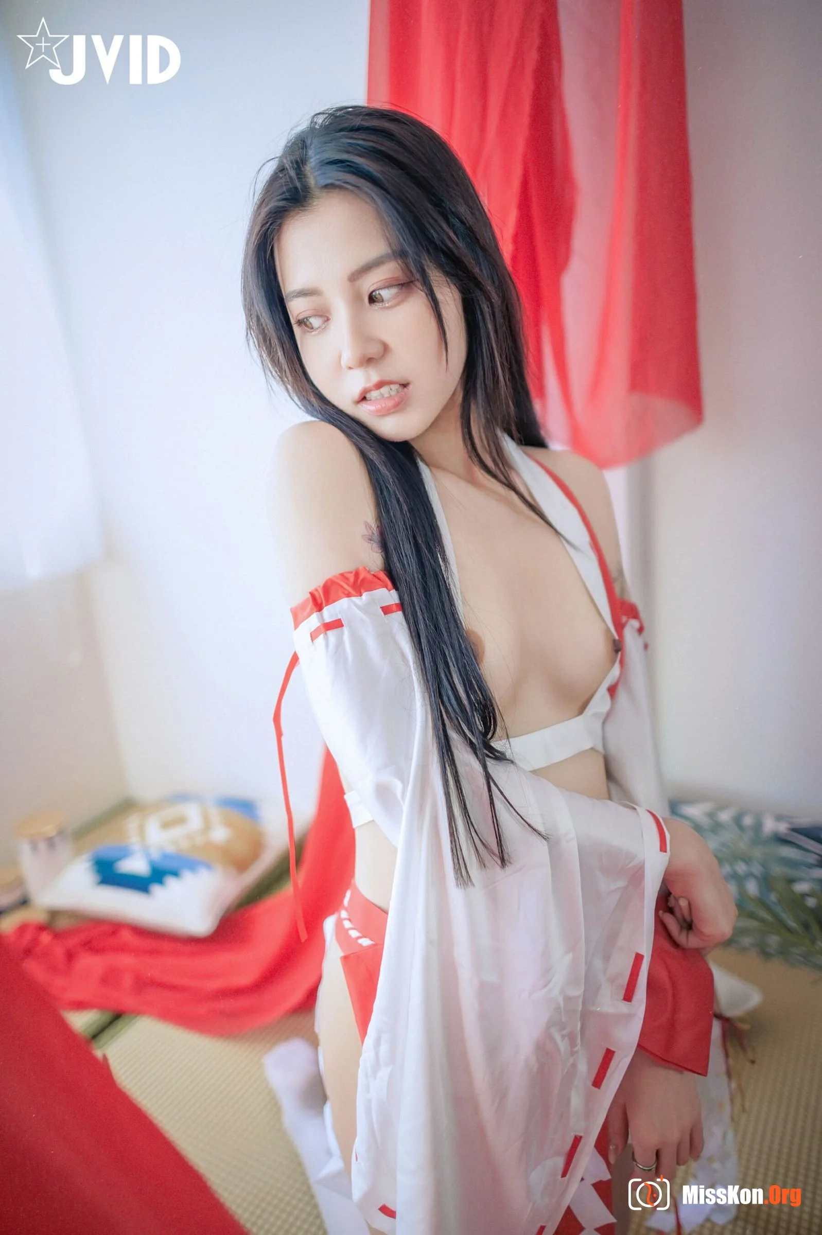 Caroline: Diary of a Naked Miko - Photo 5