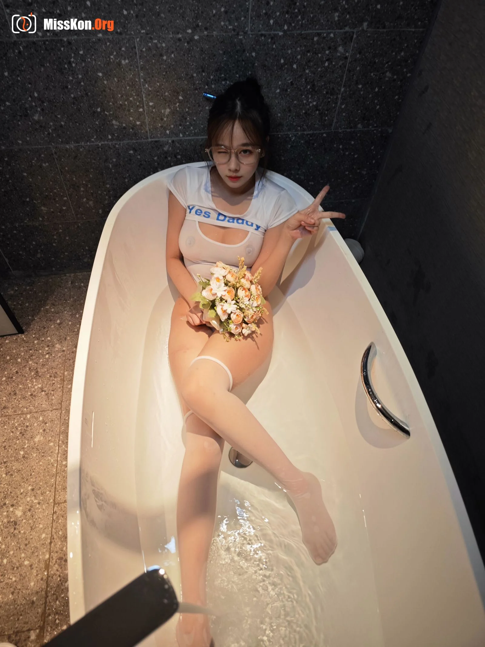 Ceason Photography: Bathtub white silk wet body - Photo 2