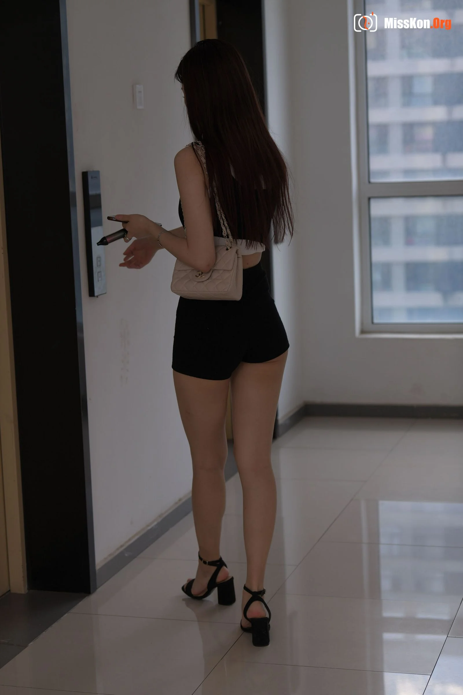 Cold Eyes (Magic Mirror Street Photography: The Beginning) - Photo 2