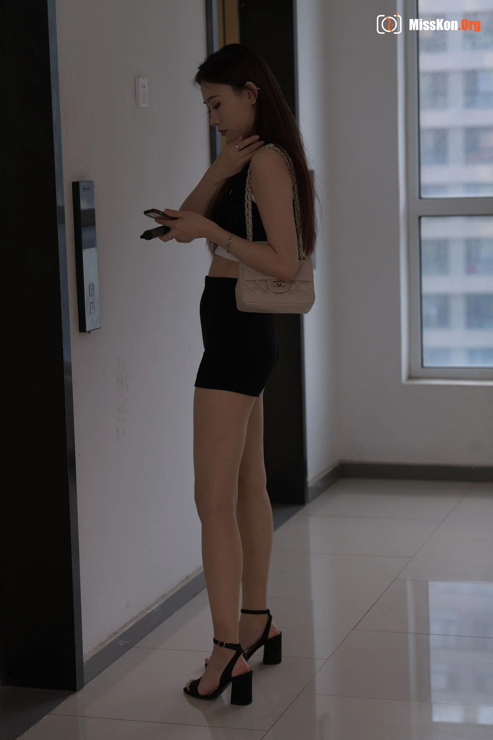 Cold Eyes (Magic Mirror Street Photography: The Beginning) - Photo 3