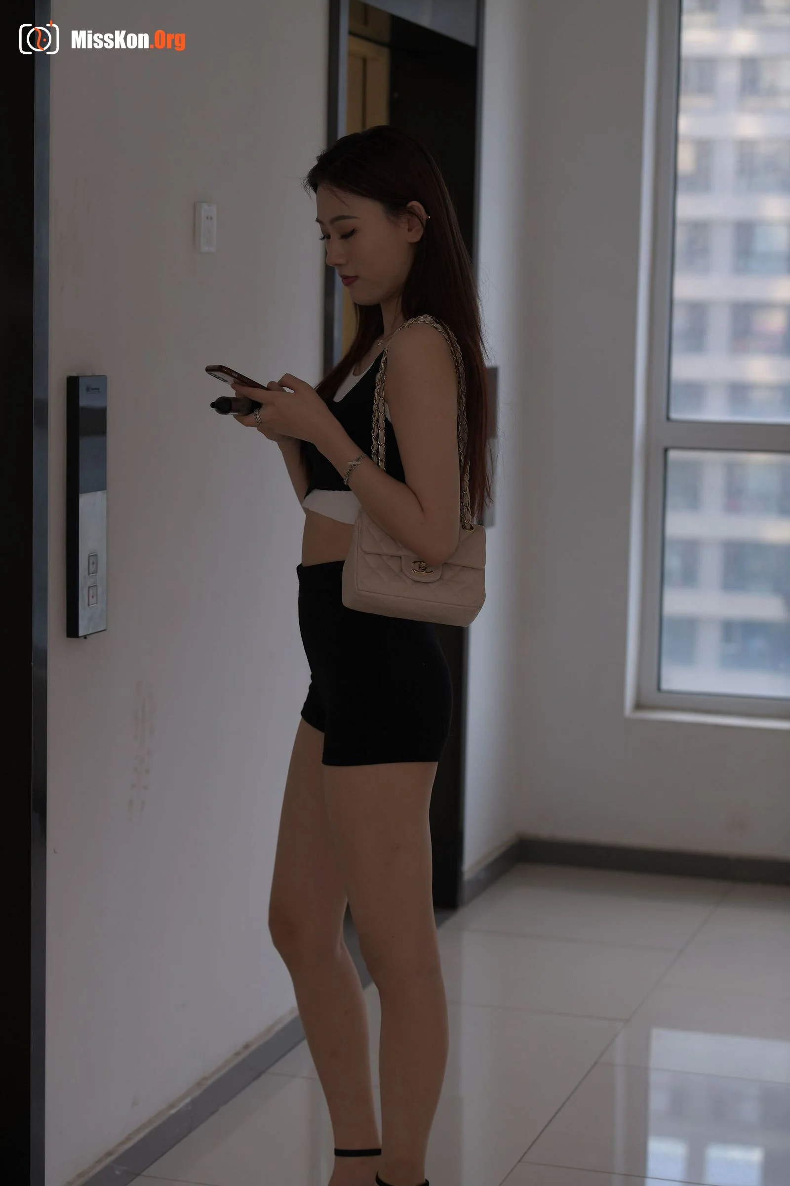 Cold Eyes (Magic Mirror Street Photography: The Beginning) - Photo 4