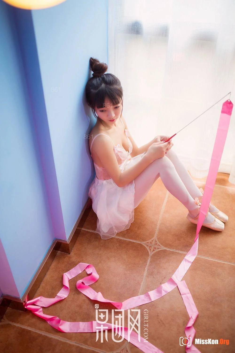 Cute girl pink candy - Photo 3