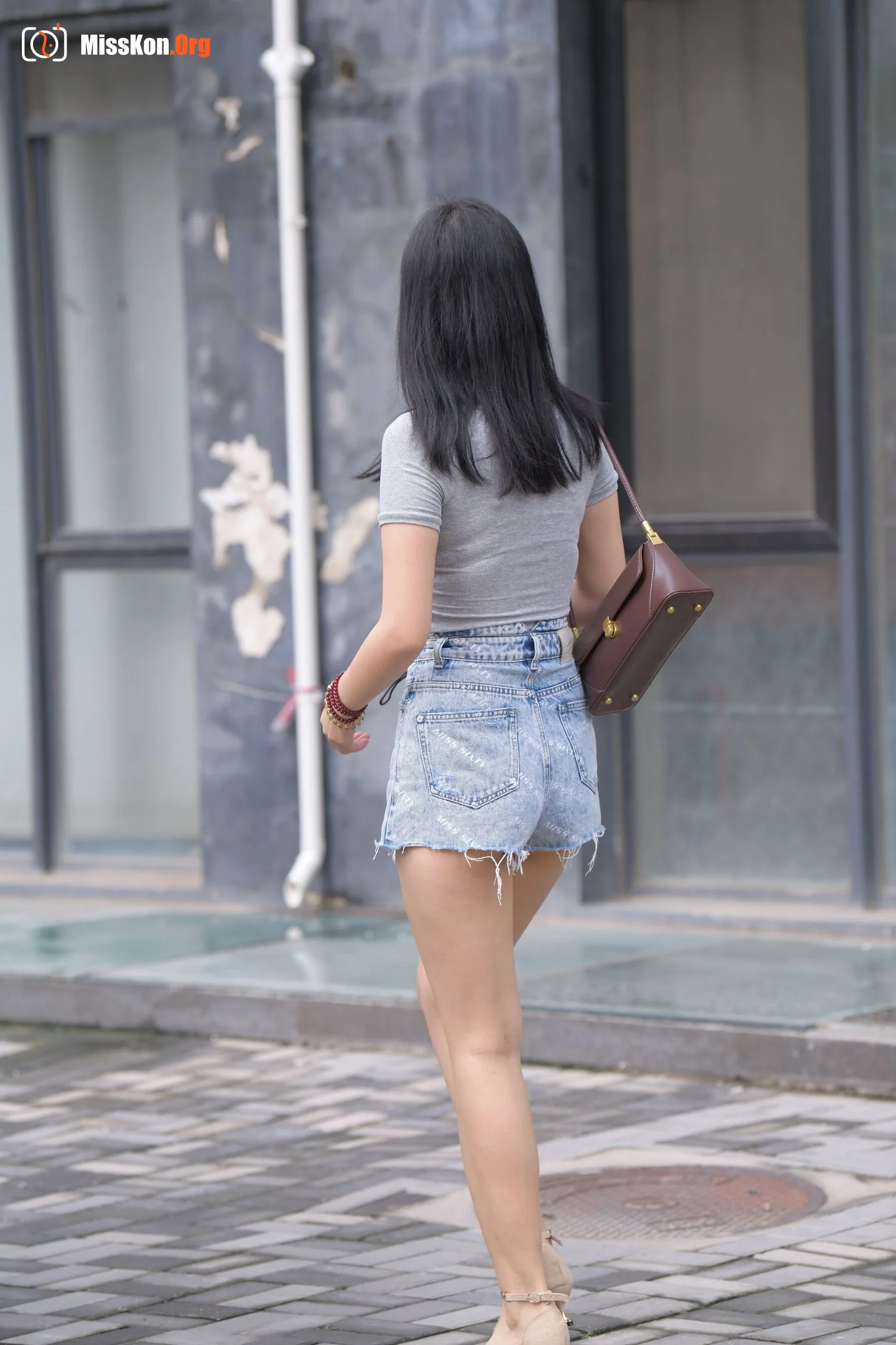 Denim skirt beauty (Magic Mirror Street Photography) - Photo 12