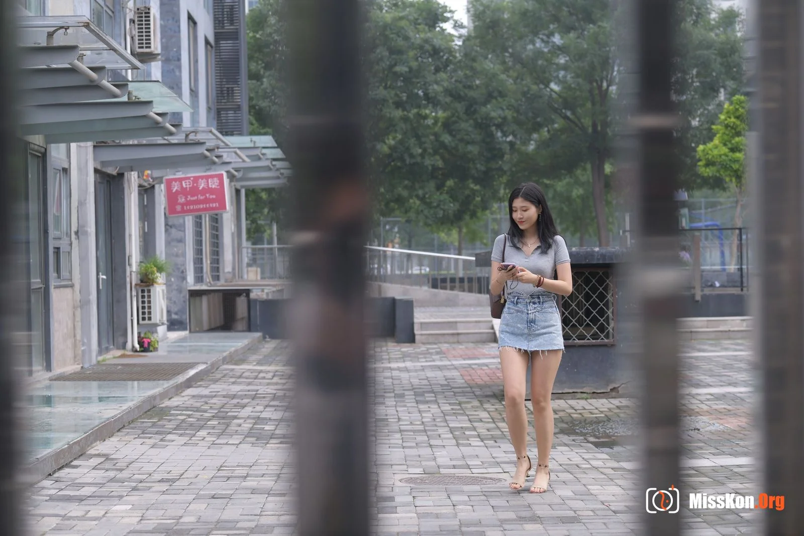 Denim skirt beauty (Magic Mirror Street Photography) - Photo 15