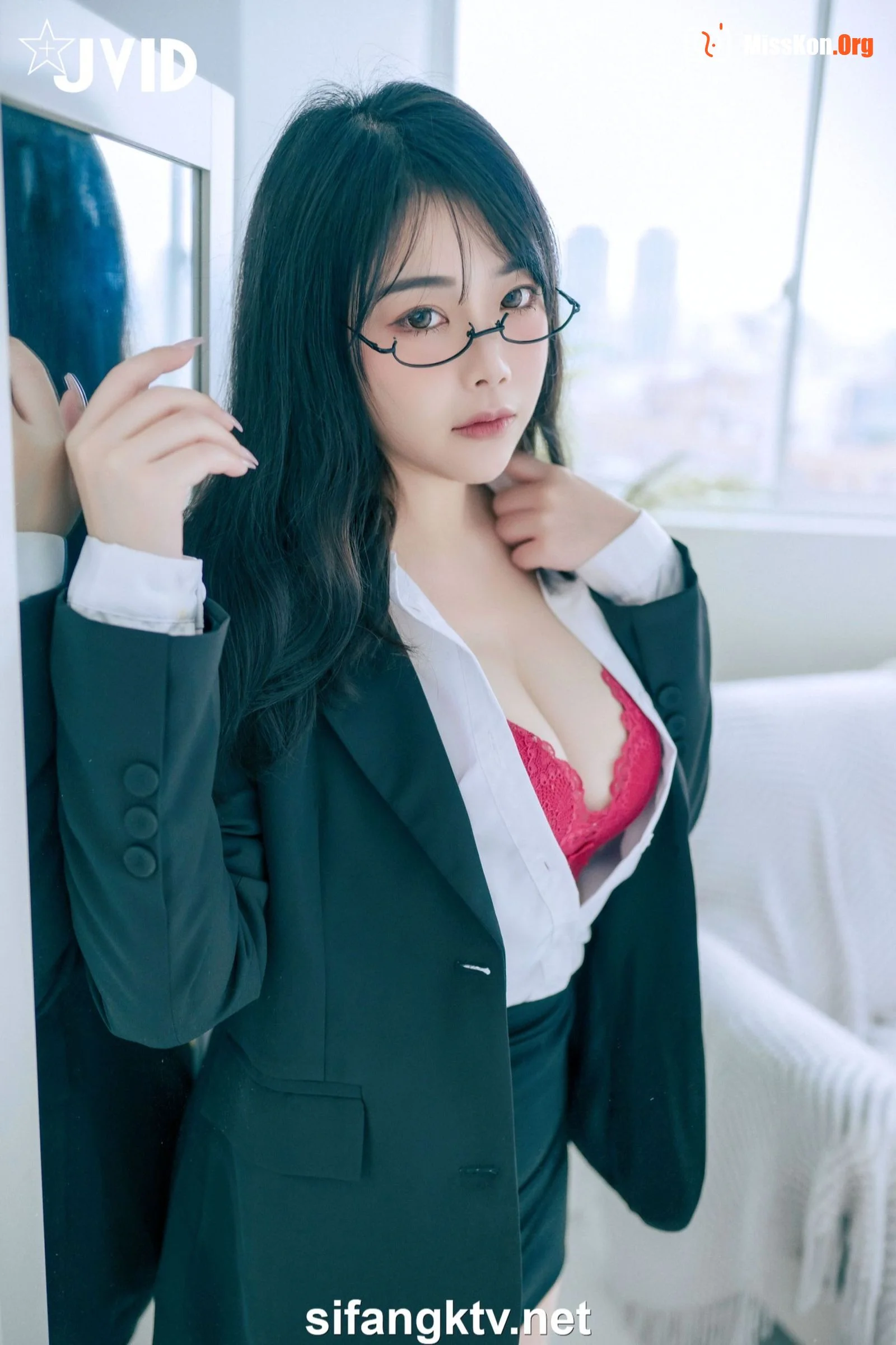 Didi: Sexy secretary under the desk - Photo 12