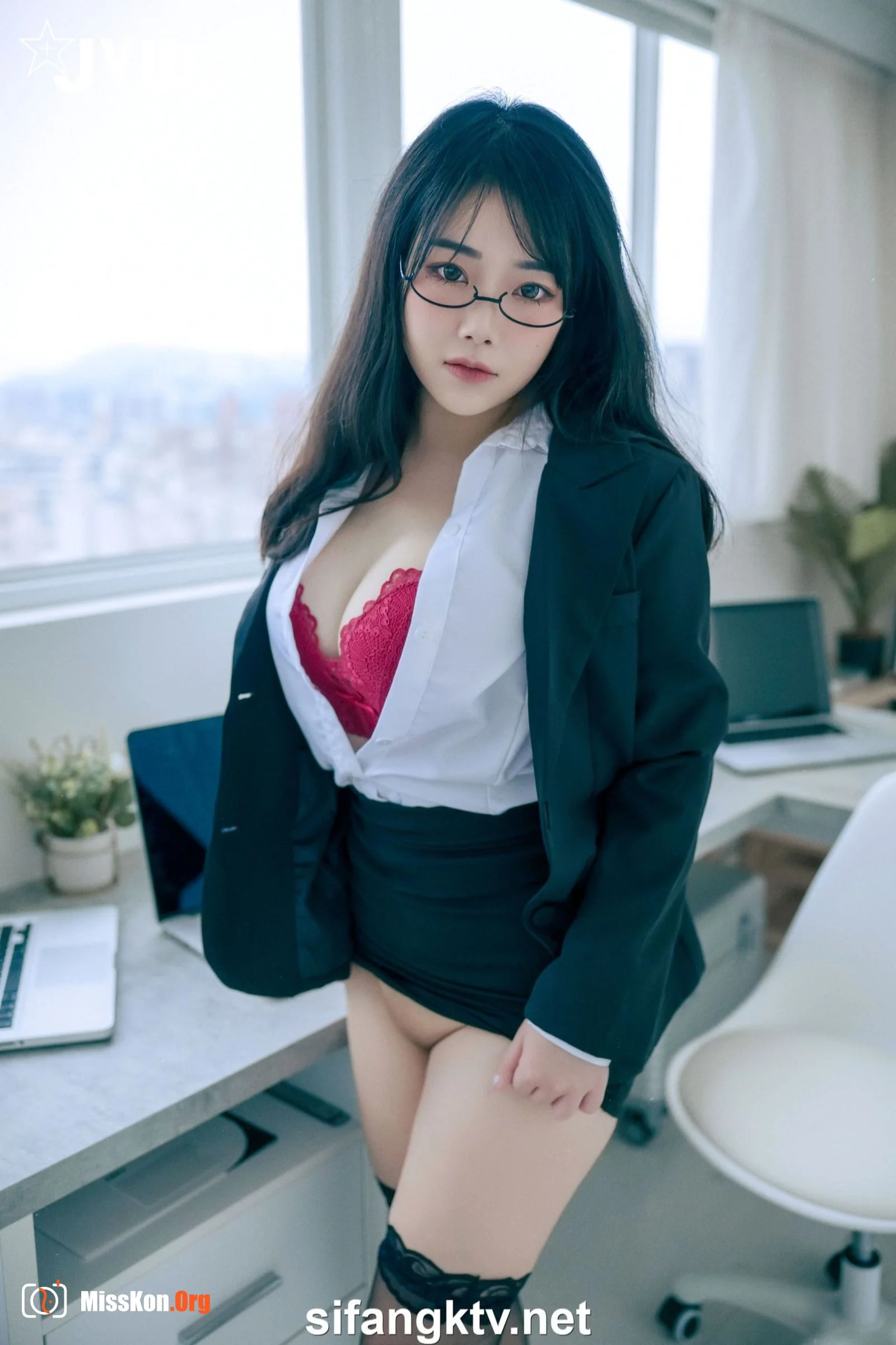 Didi: Sexy secretary under the desk - Photo 4