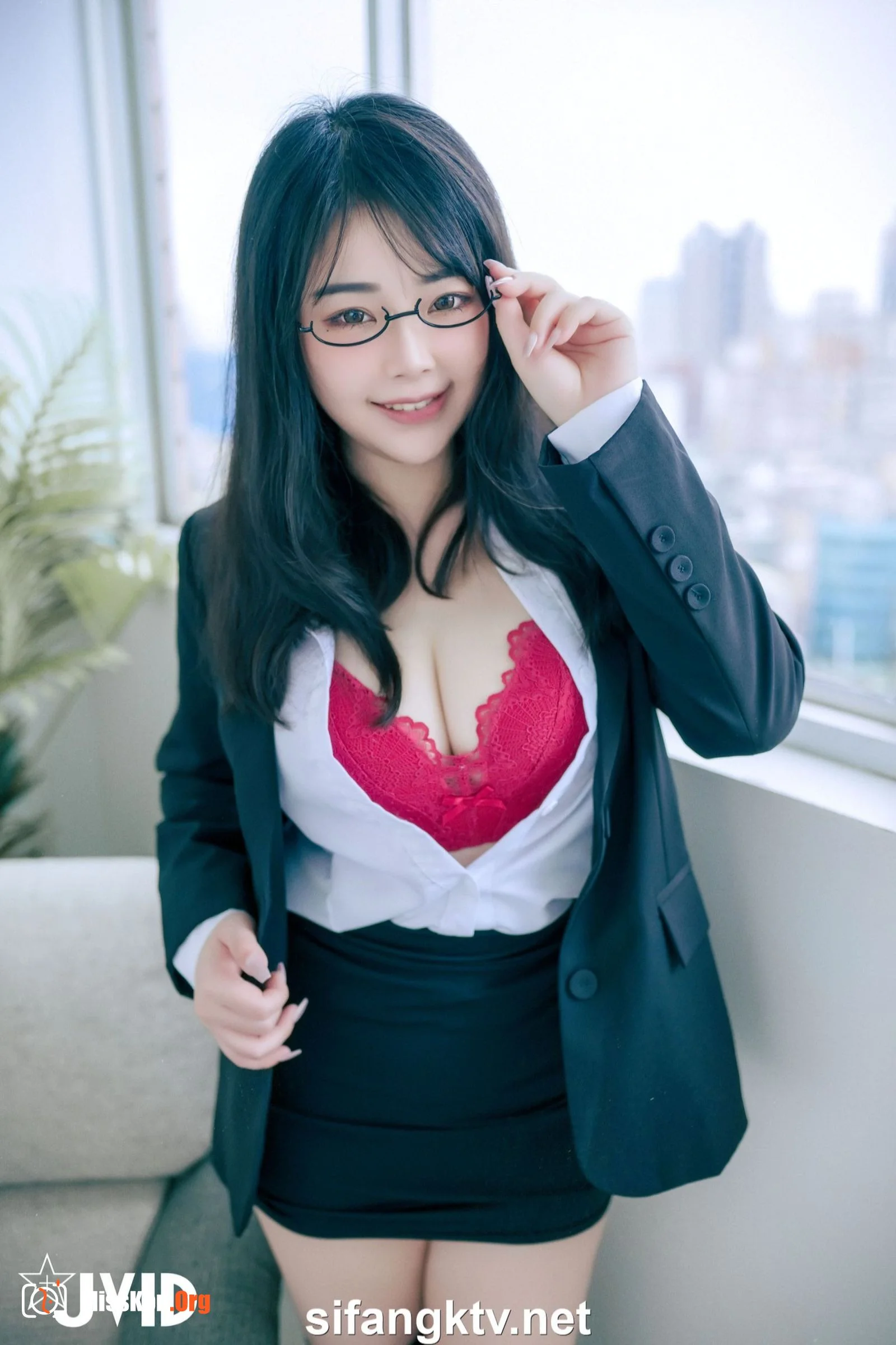 Didi: Sexy secretary under the desk - Photo 5