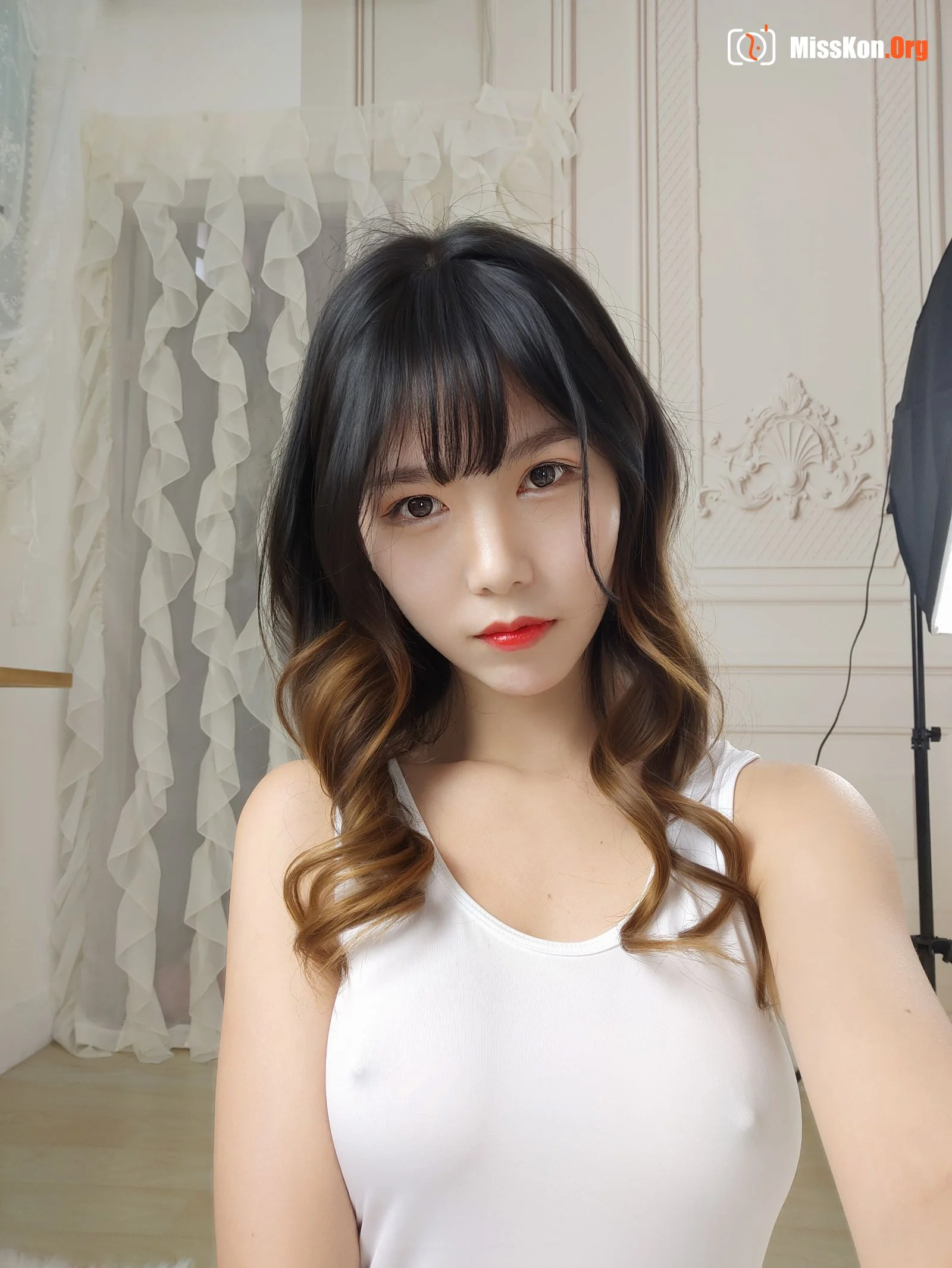 Douniang Lishi: Selfie in white dead pool - Photo 2