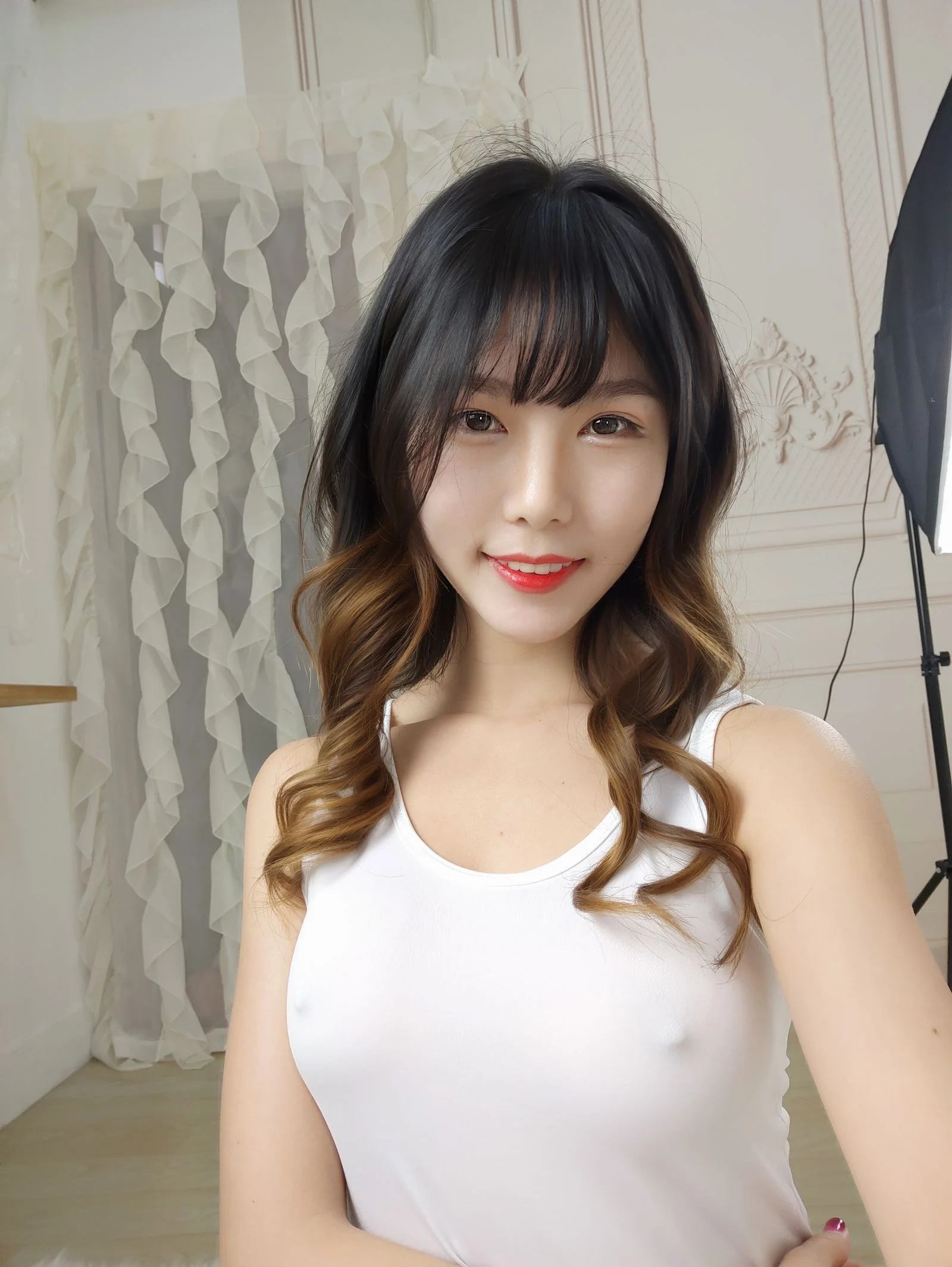 Douniang Lishi: Selfie in white dead pool