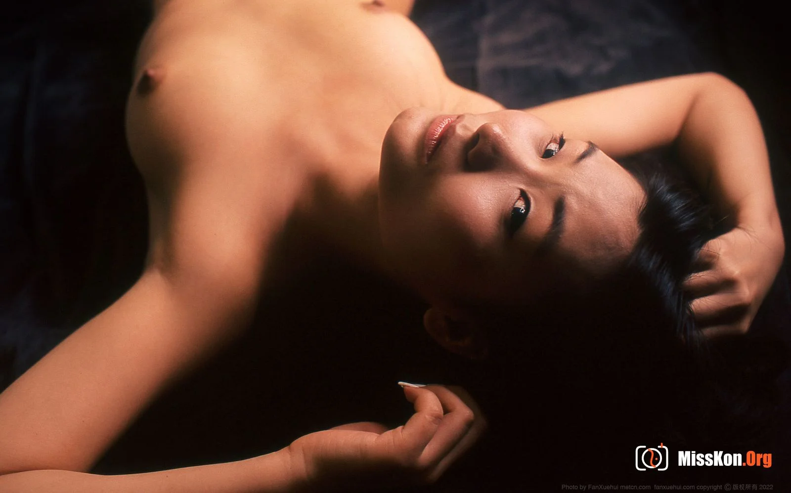 Duan Muyun: Young girl on black sheets (2022-05-30) - Photo 11