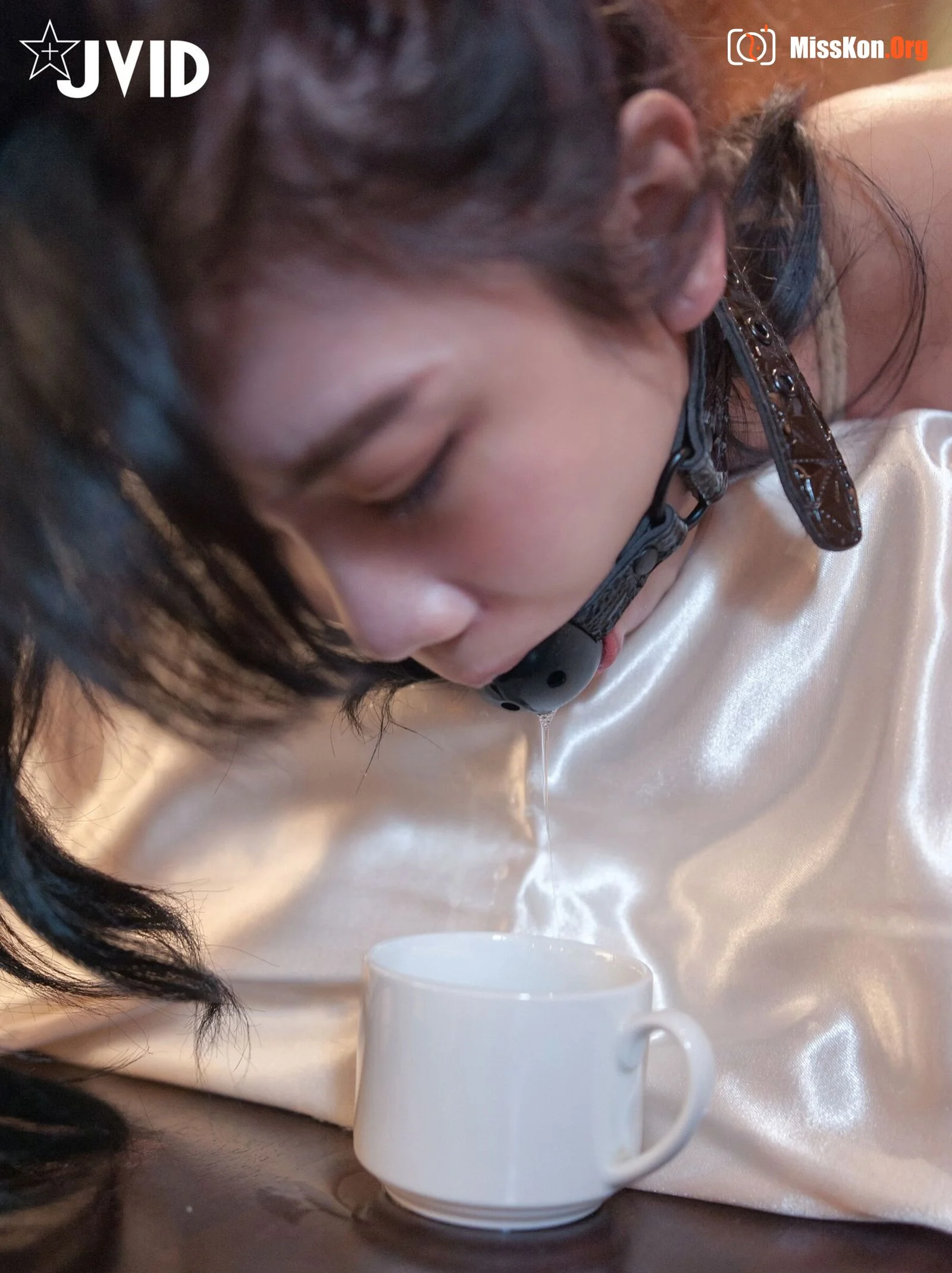 Evelyn: Failed escape from metal handcuffs - Photo 14