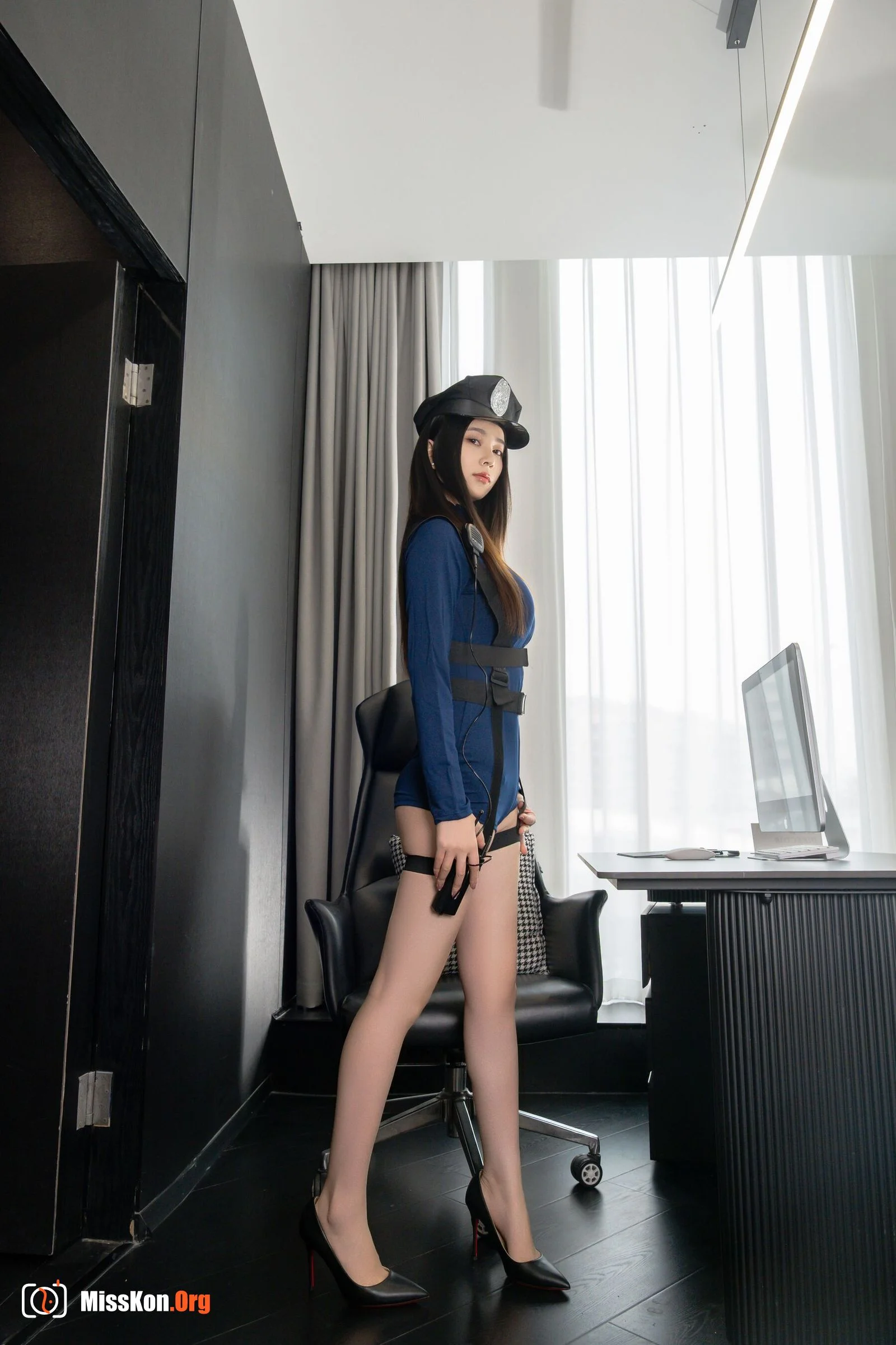 female police officer - Photo 13