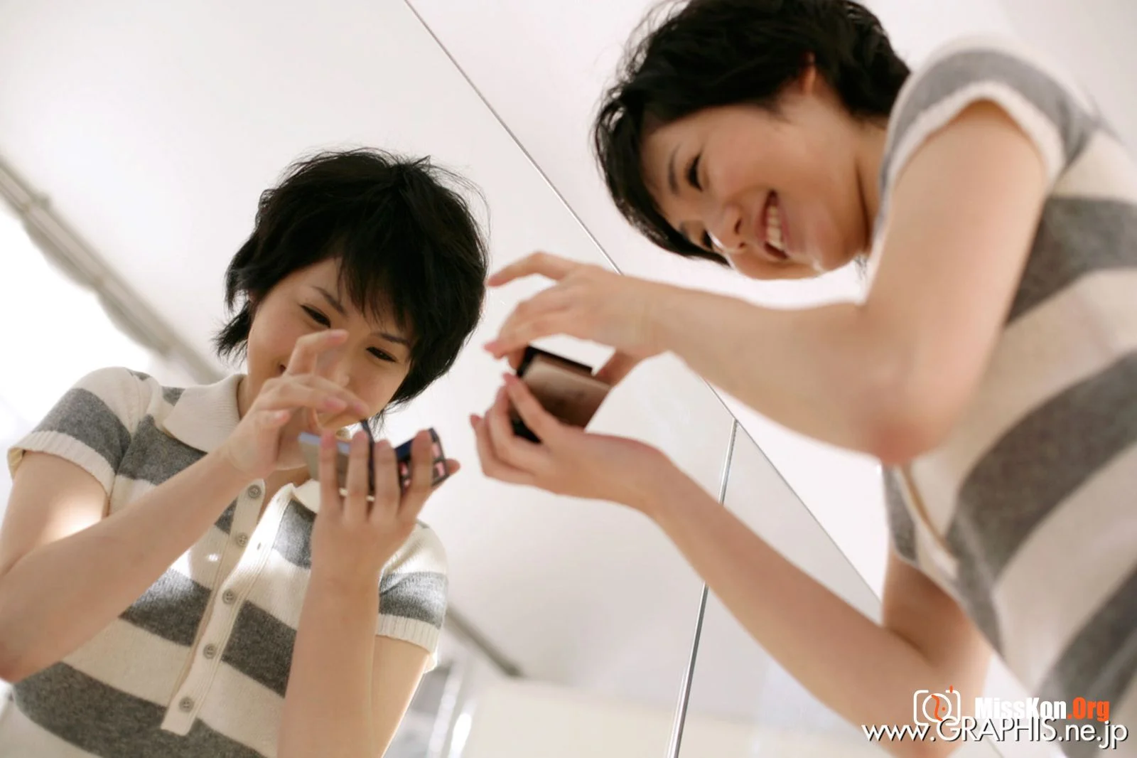 FIRST Gravure First nude girl (2006-03-01) - Photo 4