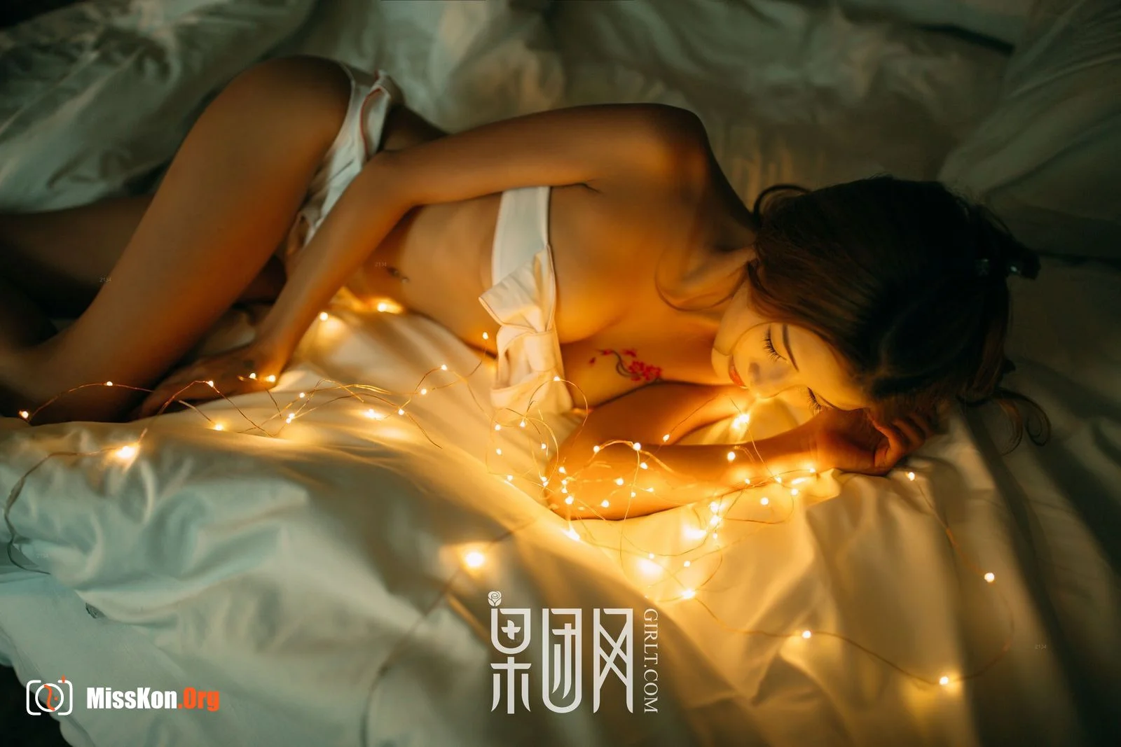 Girl under neon lights (Kishin Kumakawa 011) - Photo 2