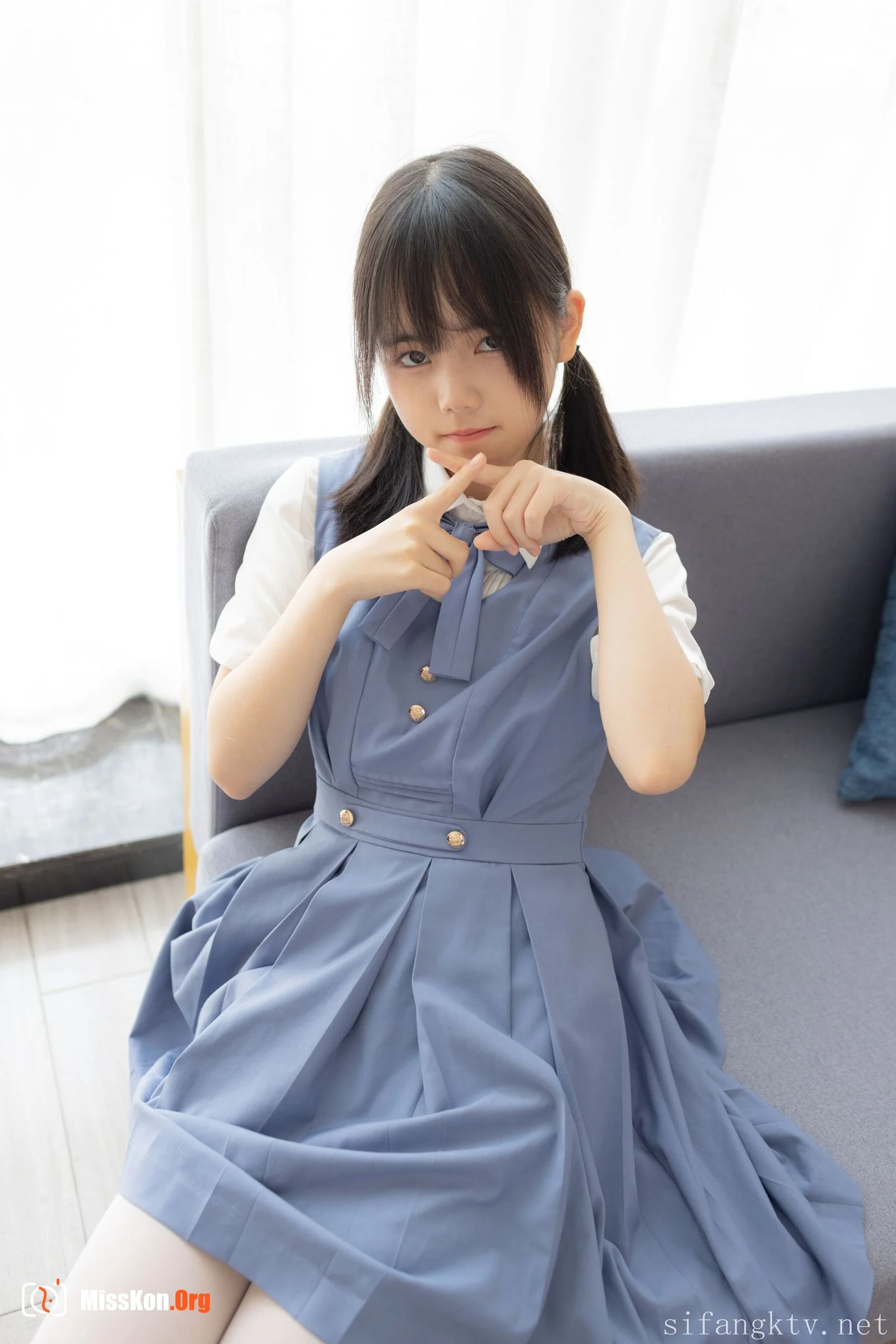 双马尾少女胶带捆绑跳蛋调教 - 照片 4