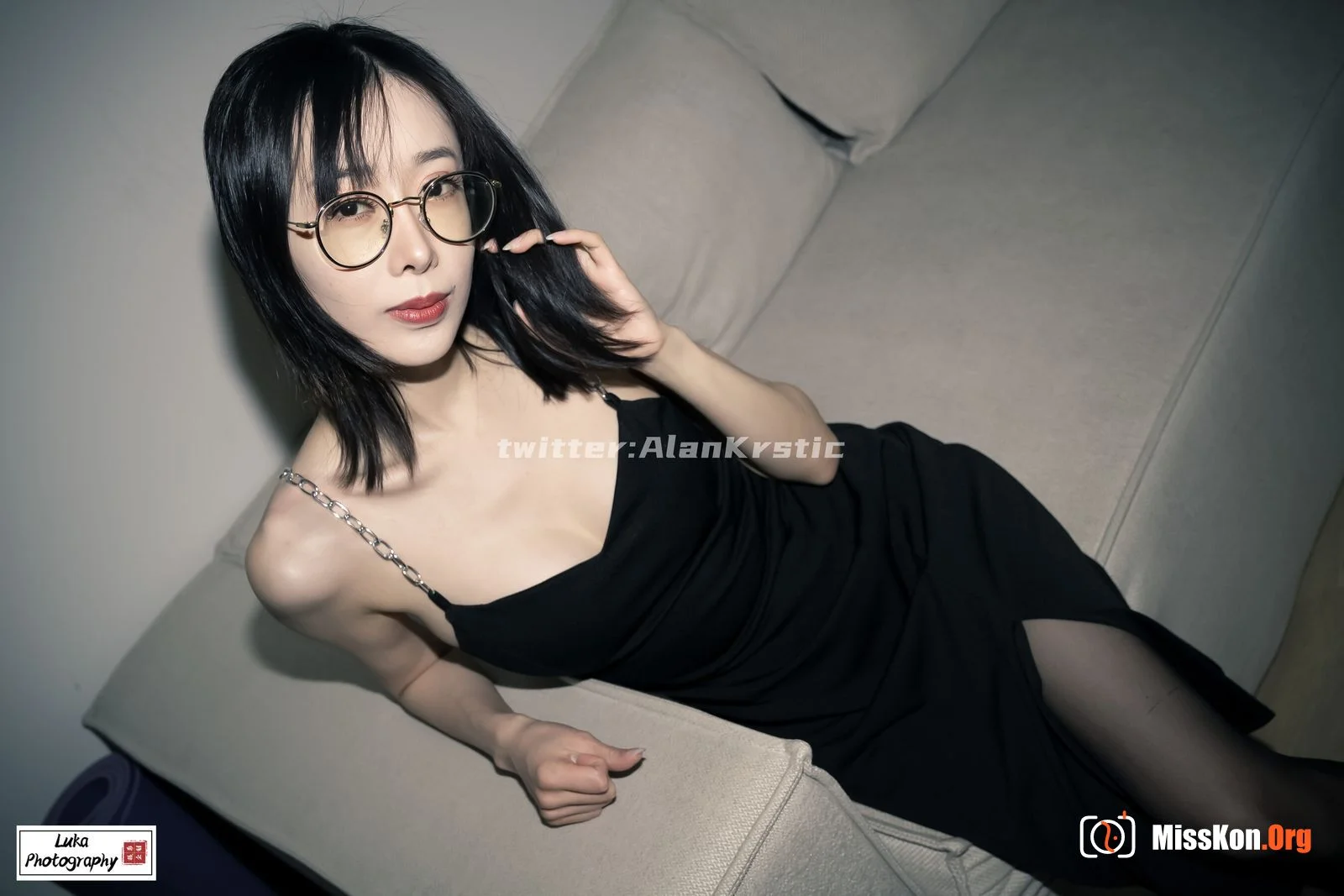 Girl with glasses No. 1 - Photo 4