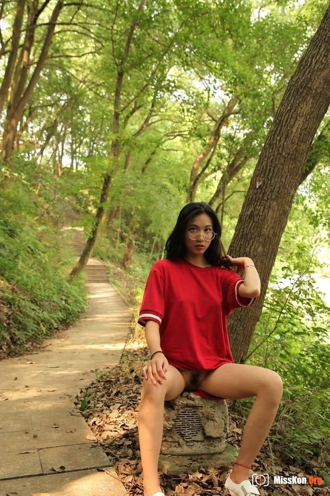 Glasses beauty boldly exposed in the park - Photo 10