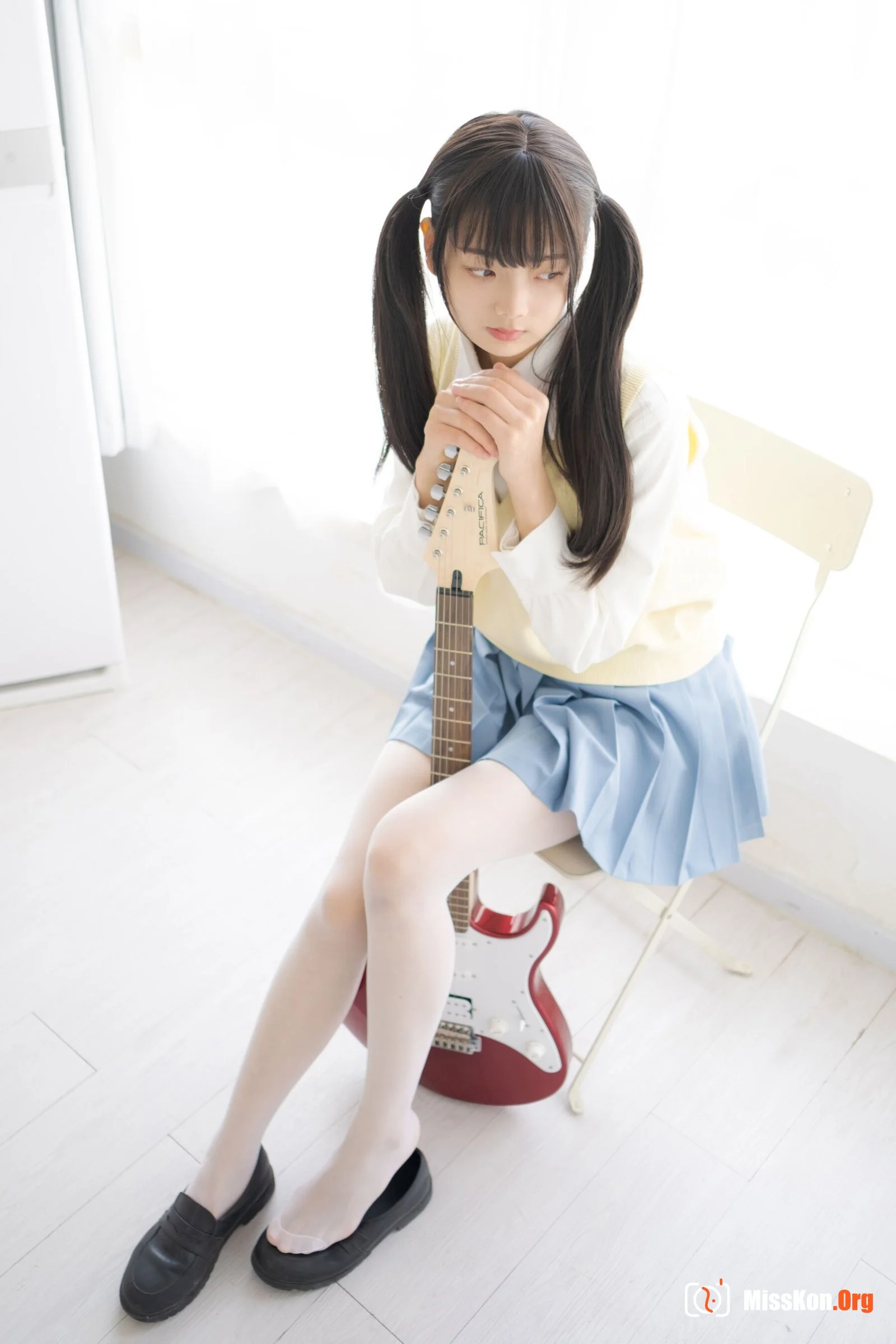 Guitar Girl (Childlike Picture Book) - Photo 15