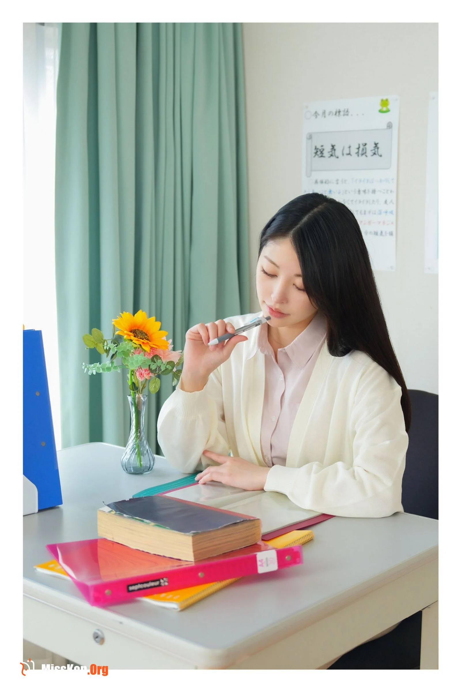 Hinako Mori: OFFICIAL Nude Photo Collection I fall in love with the tempting teacher Class.01 - Photo 10