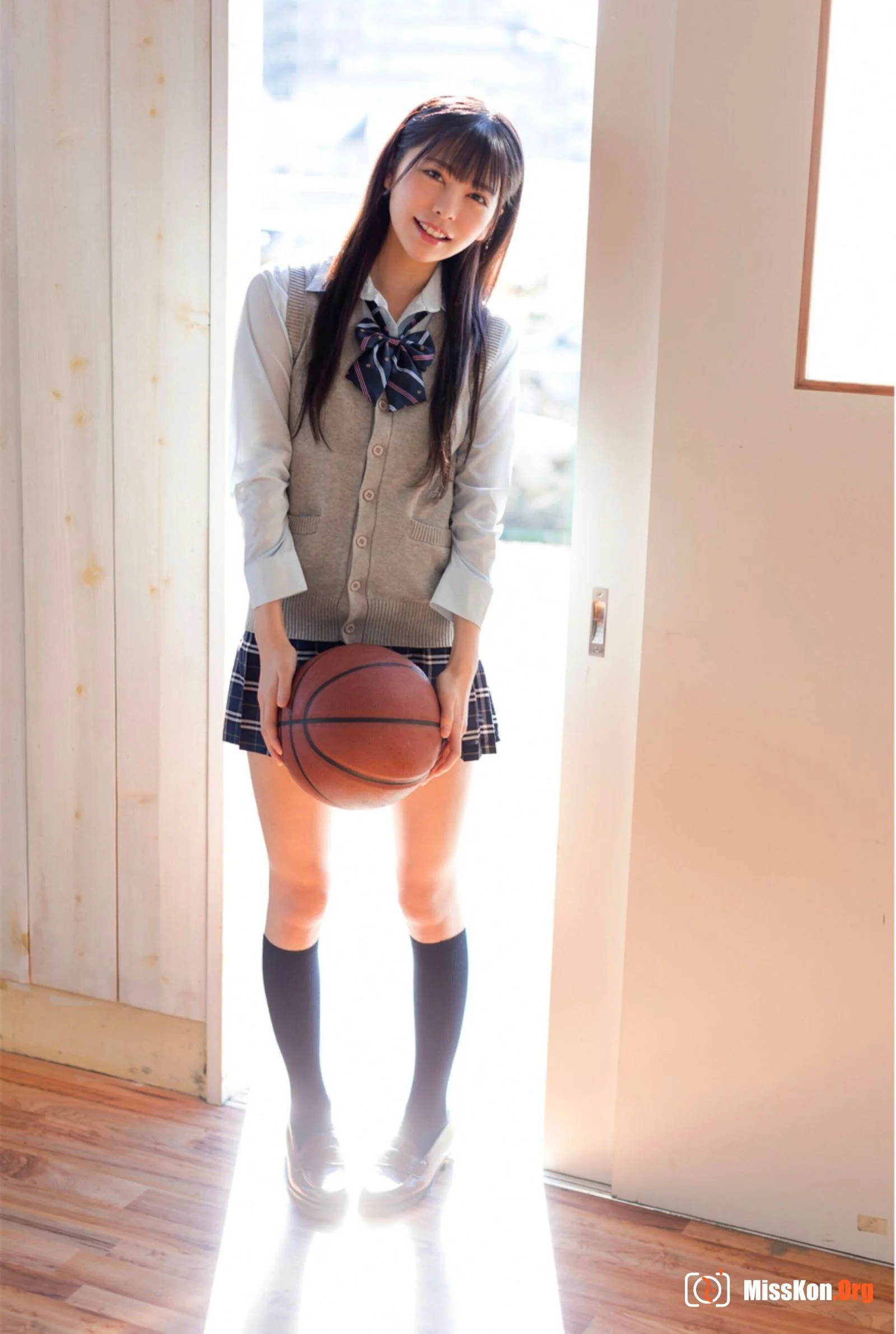 Hinako Mori: Youth #Aoharu (Official Gravure Photobook) - Photo 2
