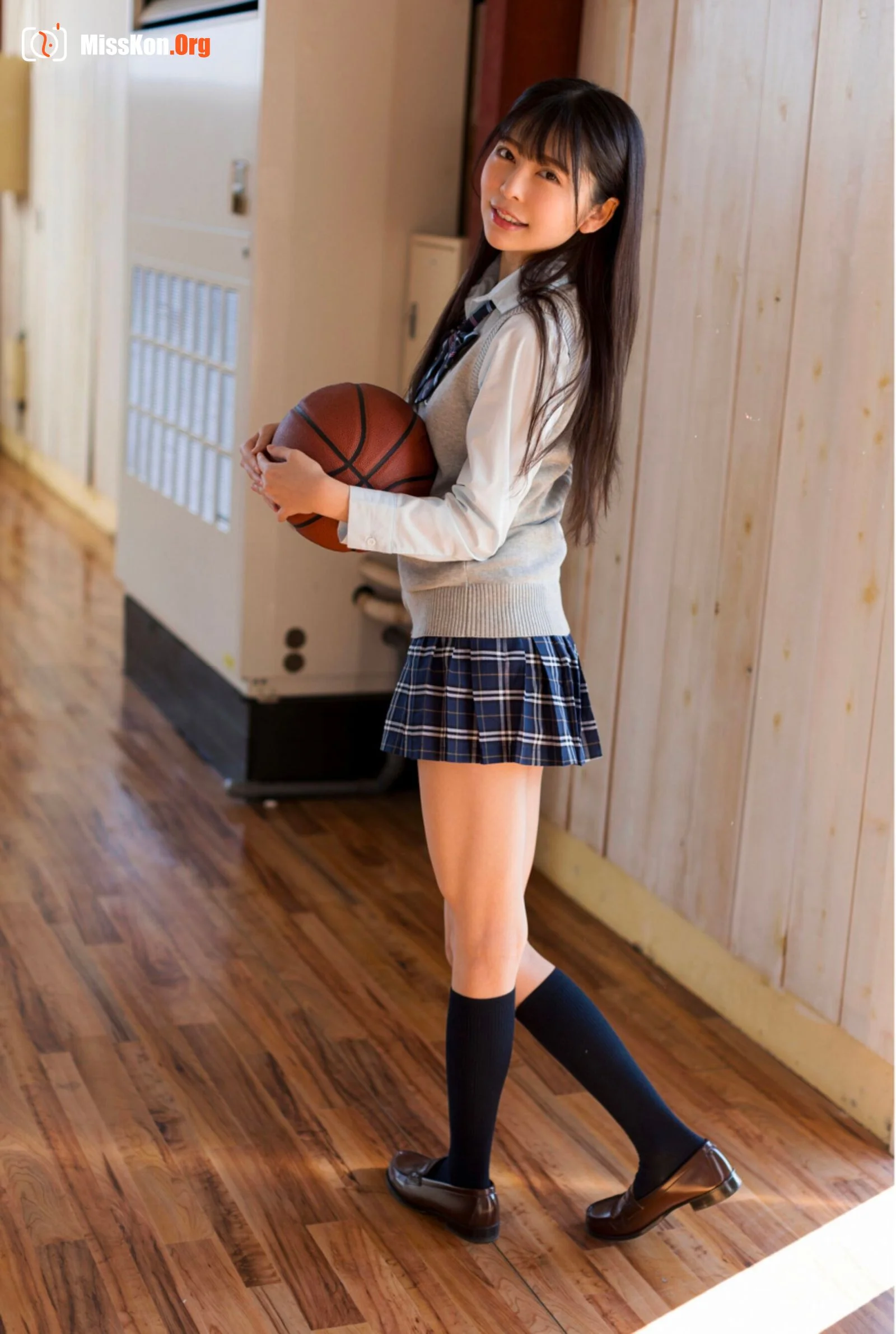 Hinako Mori: Youth #Aoharu (Official Gravure Photobook) - Photo 4